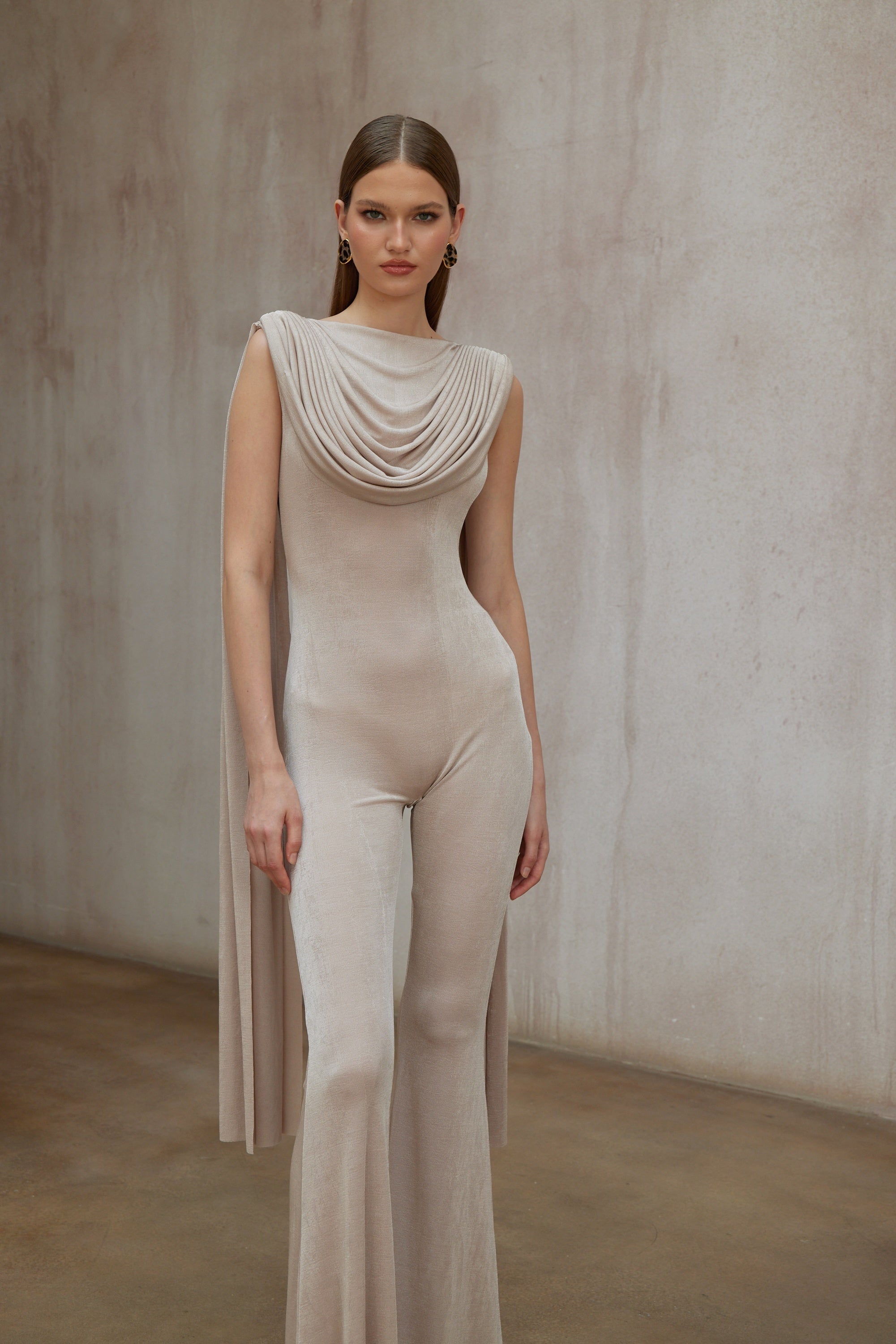 جمبسوت مخملي بتصميم محايد من كلاريس