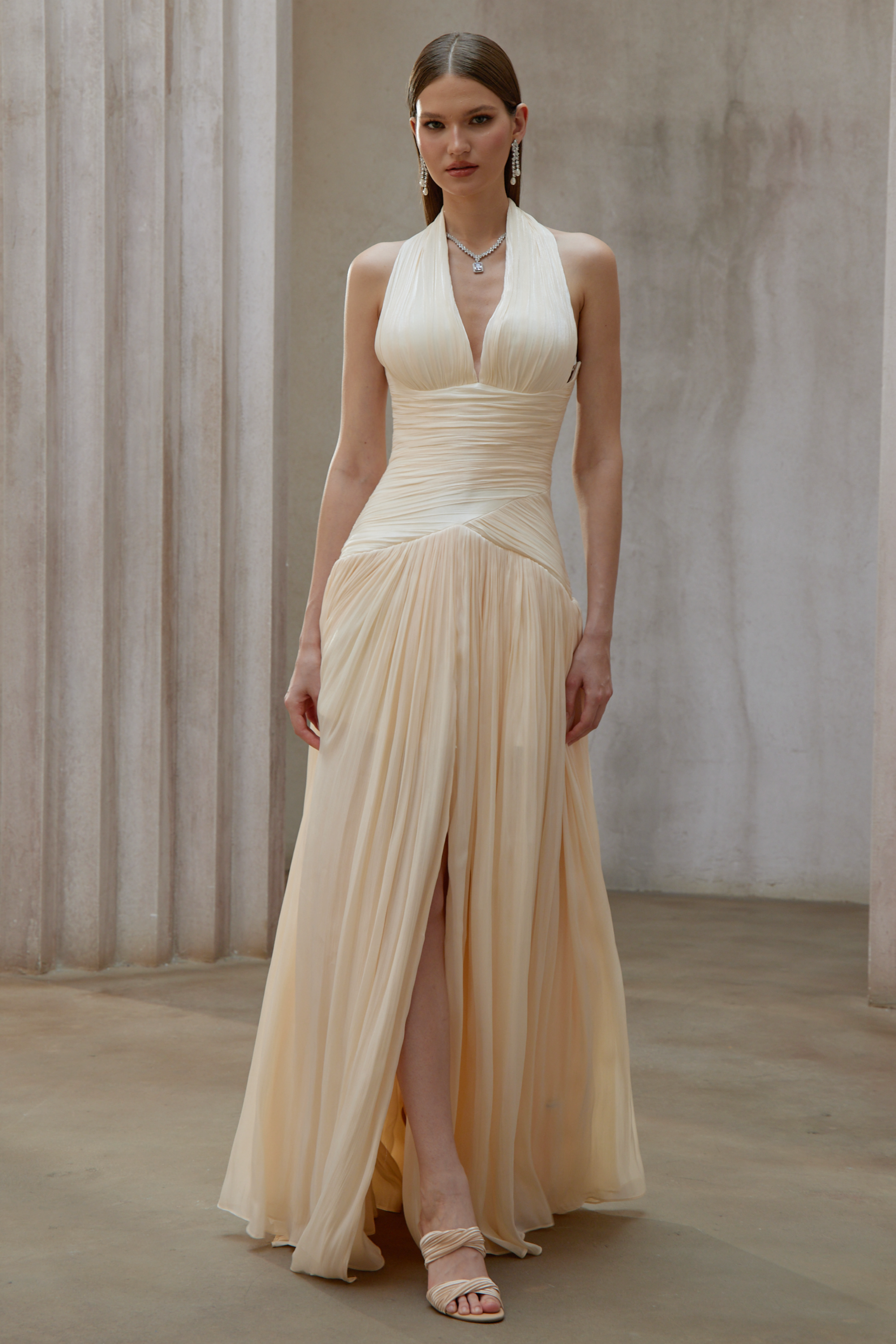 فستان ماكسي مكسّر باللون المحايد من يوراني