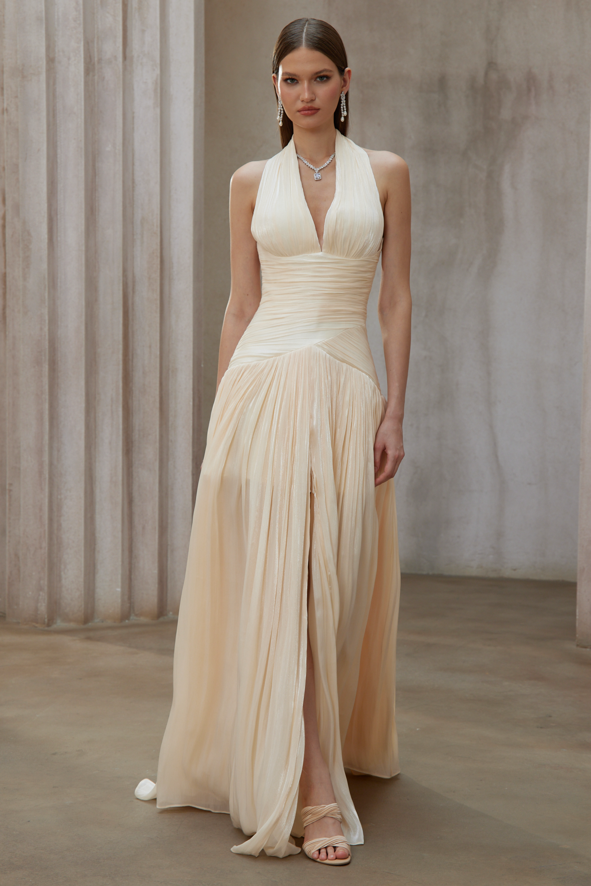 فستان ماكسي مكسّر باللون المحايد من يوراني