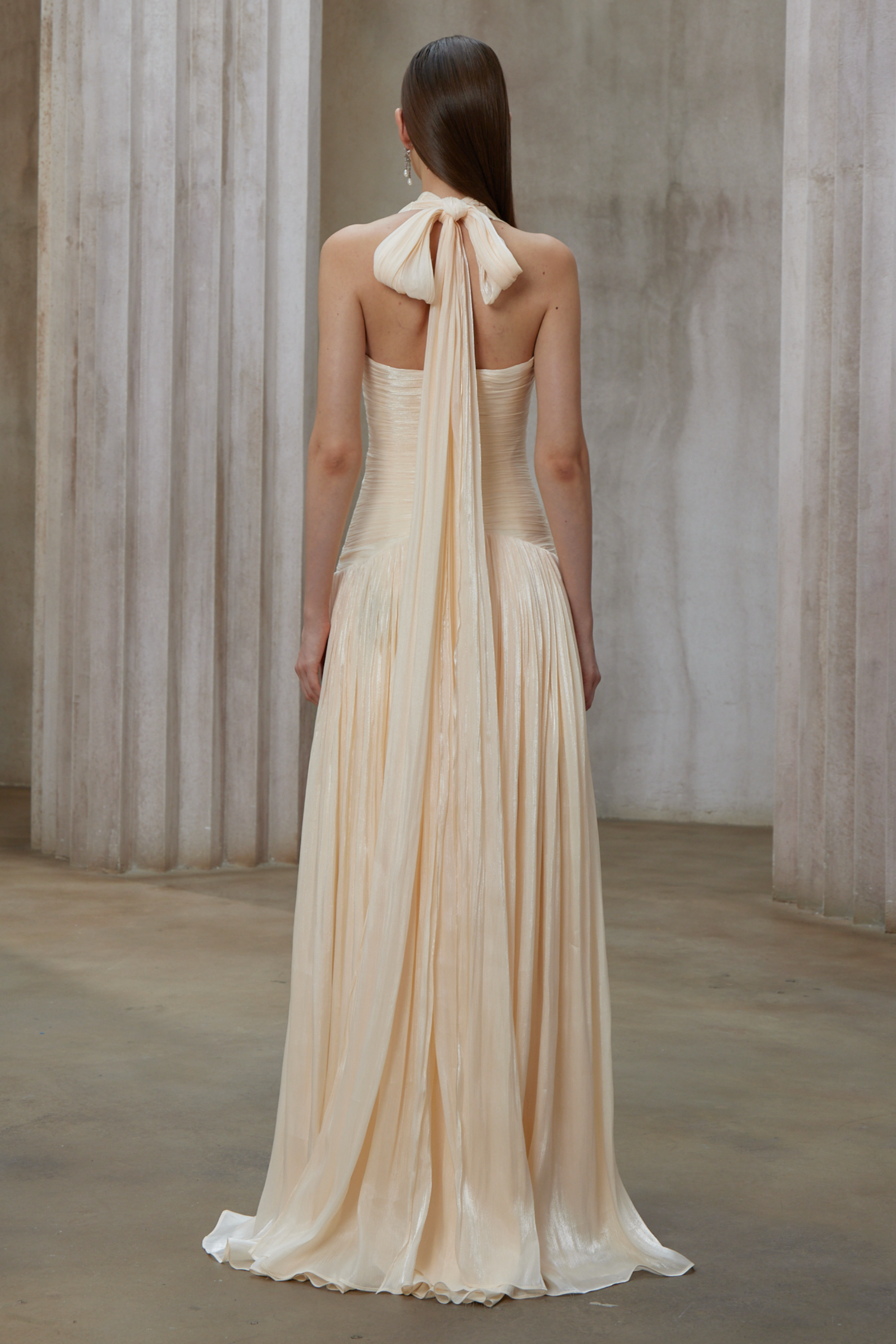 فستان ماكسي مكسّر باللون المحايد من يوراني