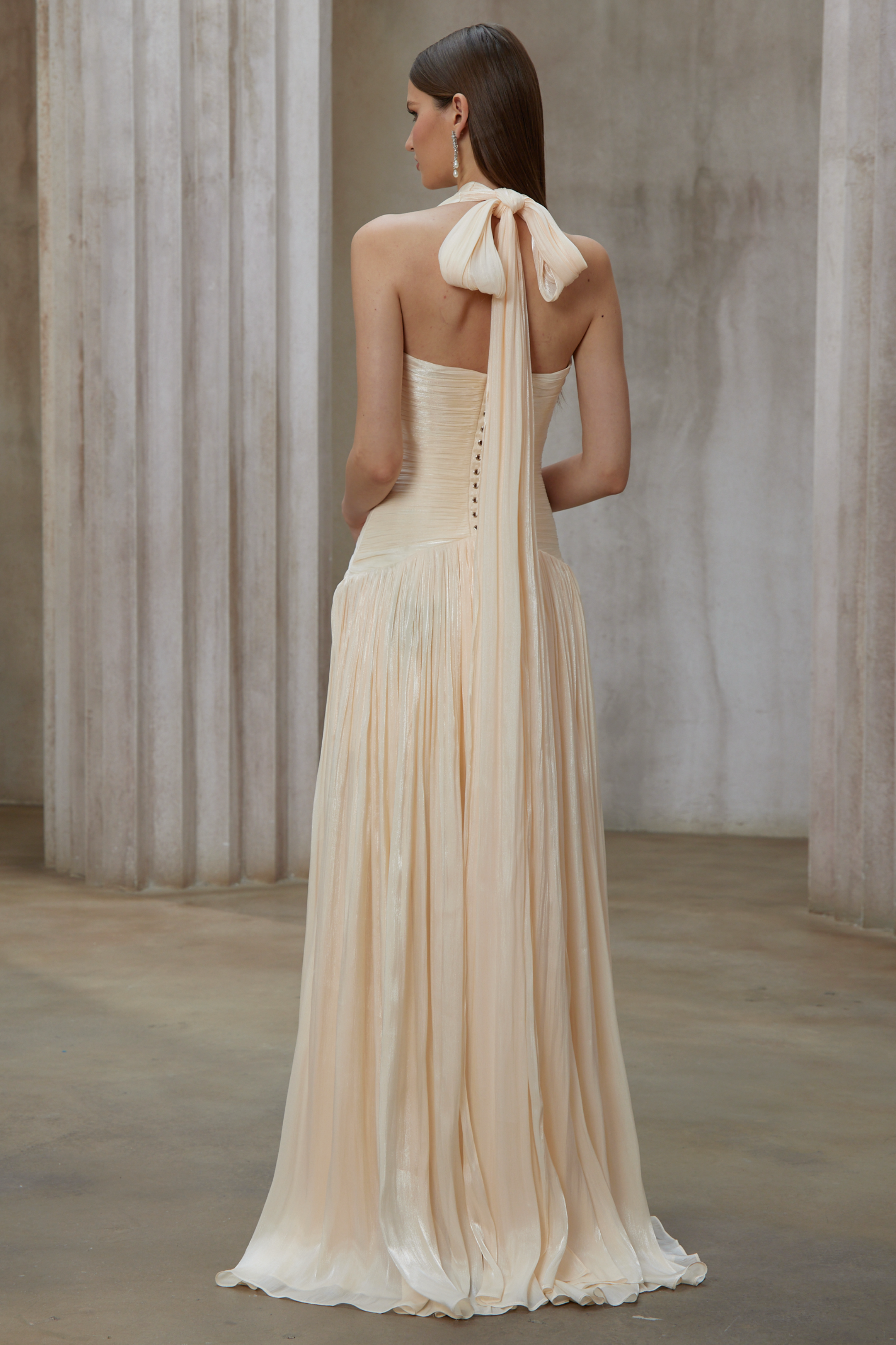 فستان ماكسي مكسّر باللون المحايد من يوراني