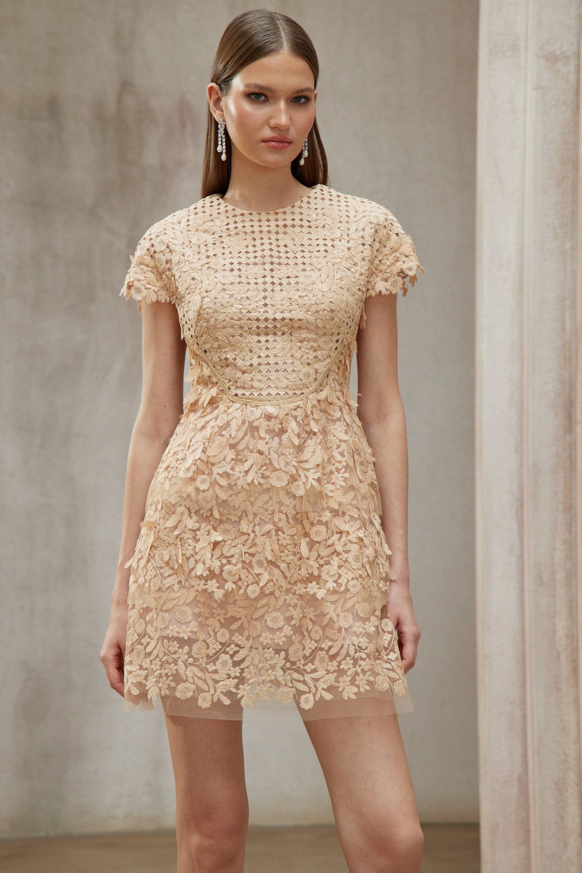 Déotille – Neutrales Minikleid aus Tüll mit Blumenstickerei