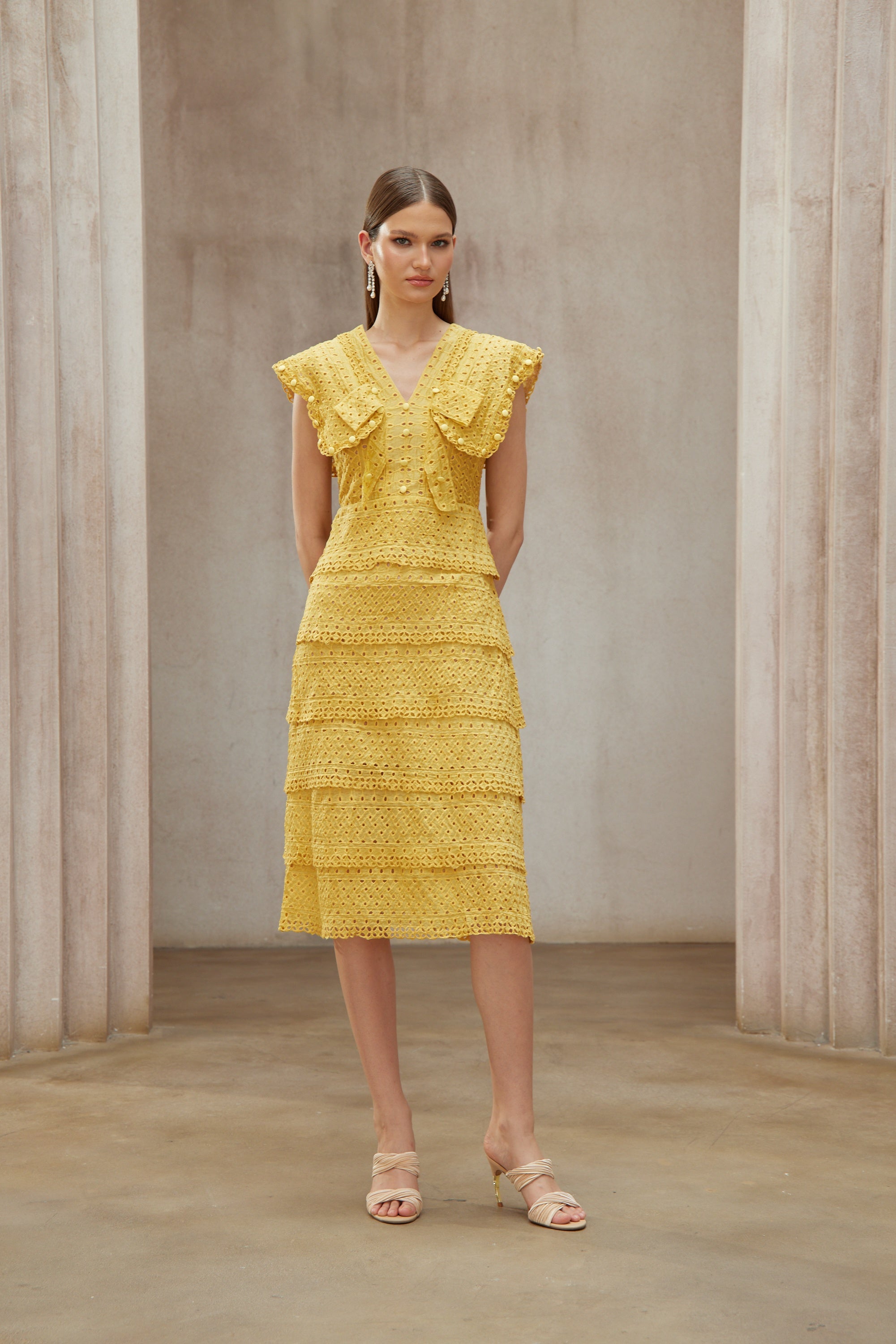 فستان فيدجي الأصفر المطرز متعدد الطبقات