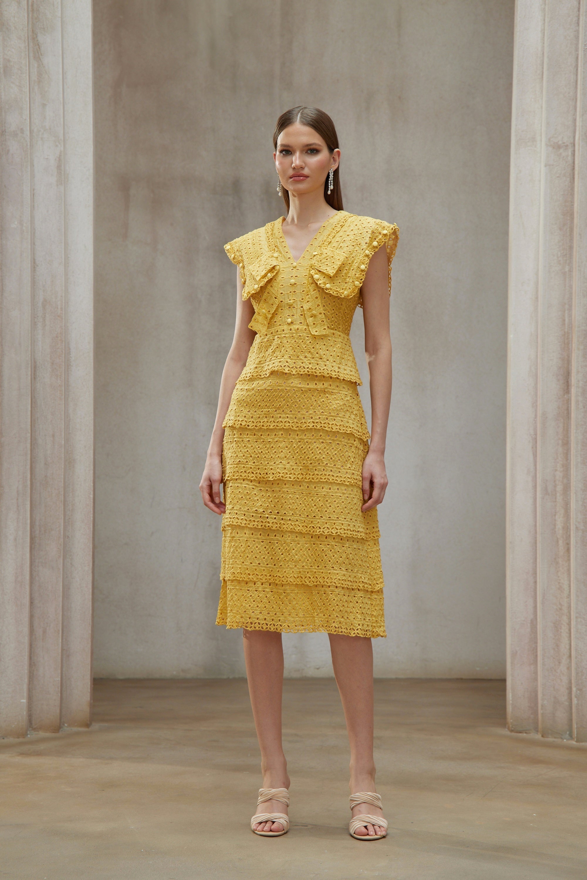 فستان فيدجي الأصفر المطرز متعدد الطبقات