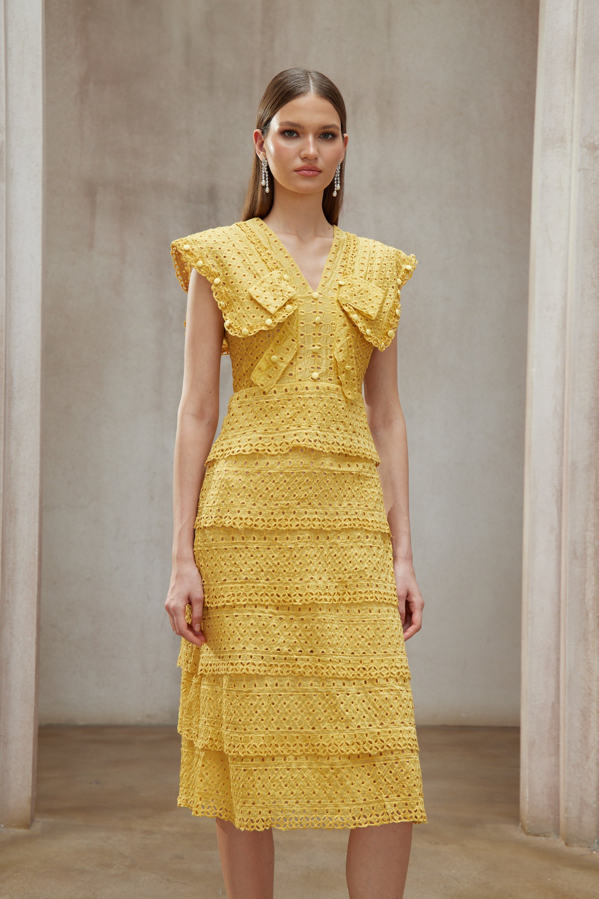 فستان فيدجي الأصفر المطرز متعدد الطبقات