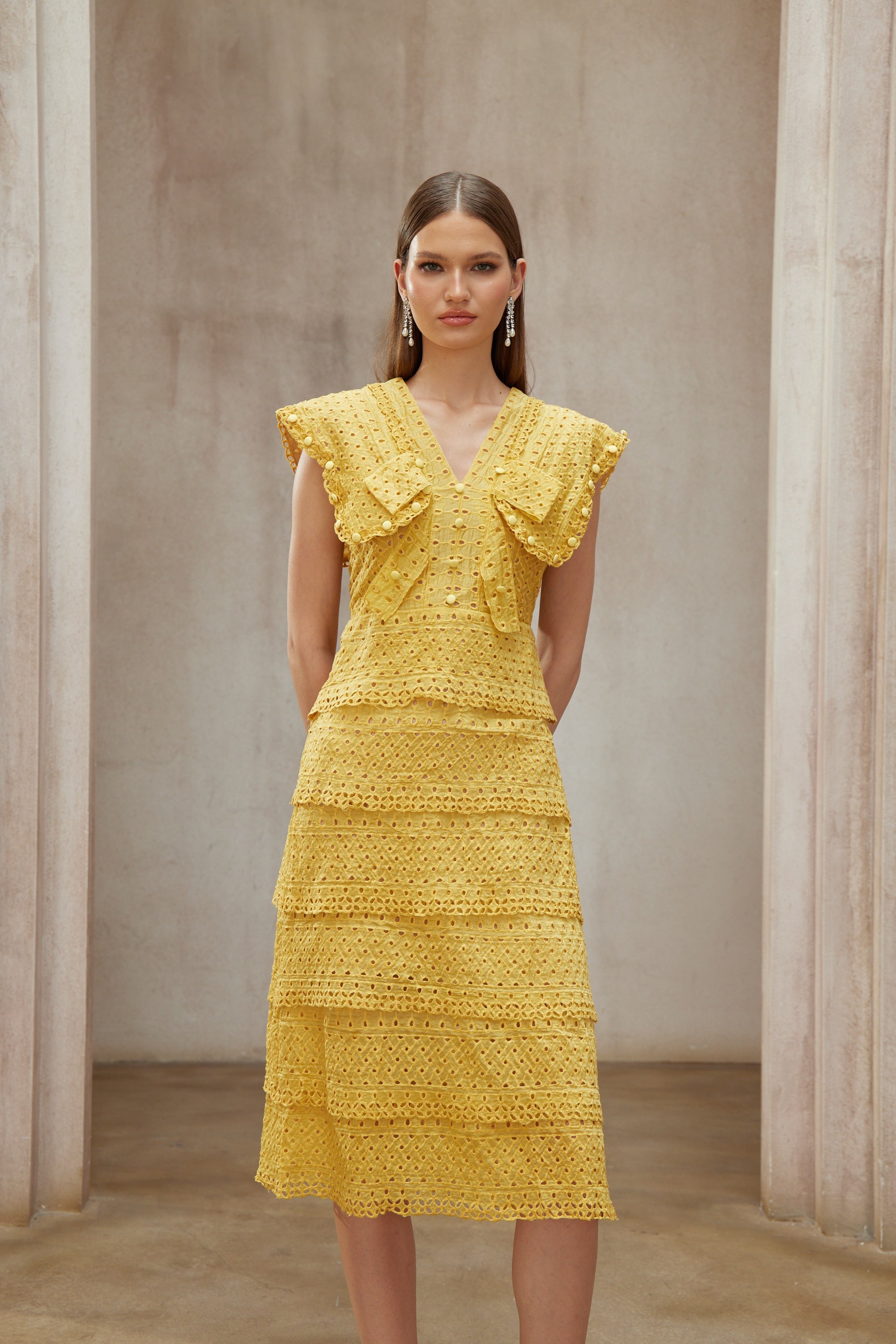 فستان فيدجي الأصفر المطرز متعدد الطبقات