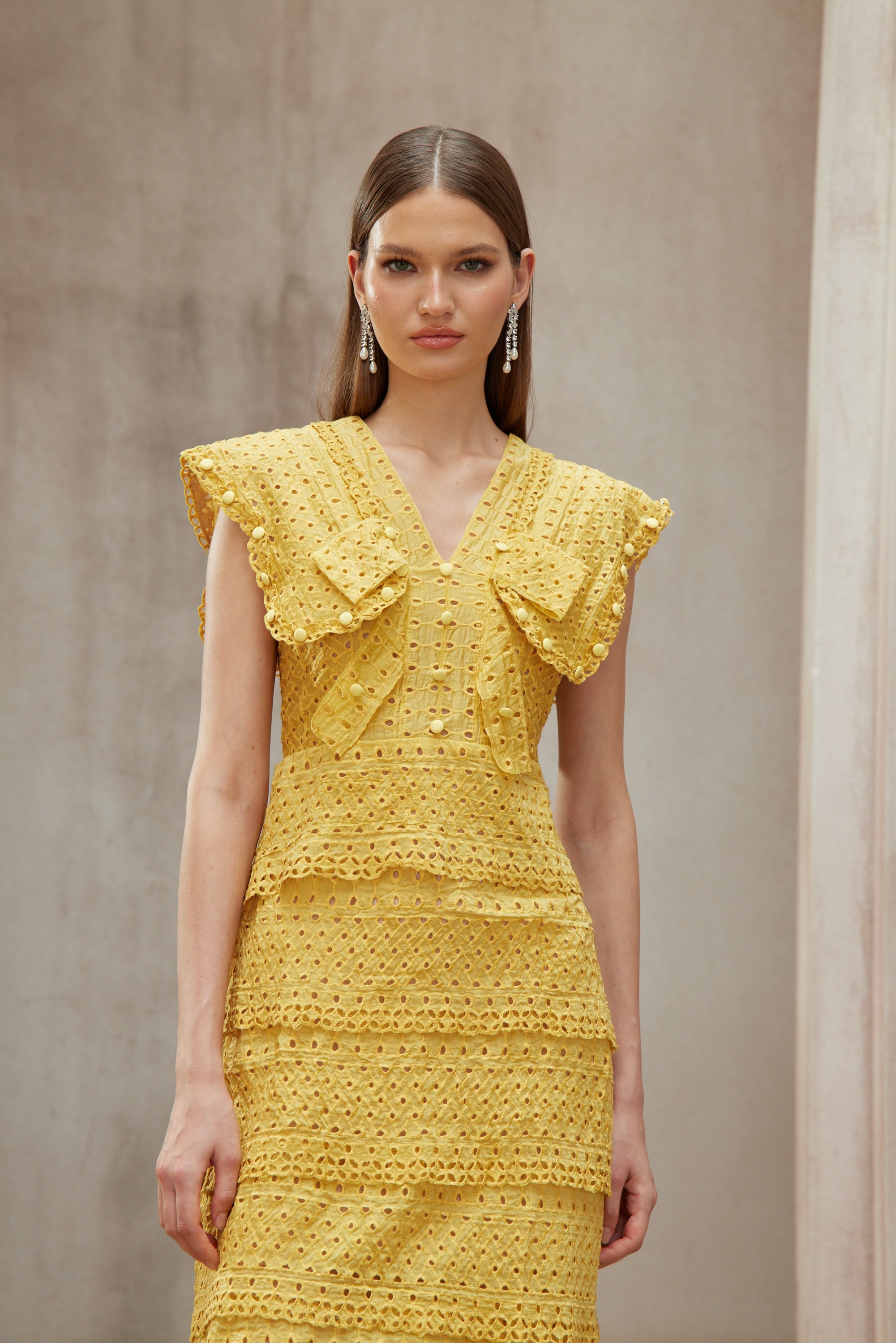 فستان فيدجي الأصفر المطرز متعدد الطبقات