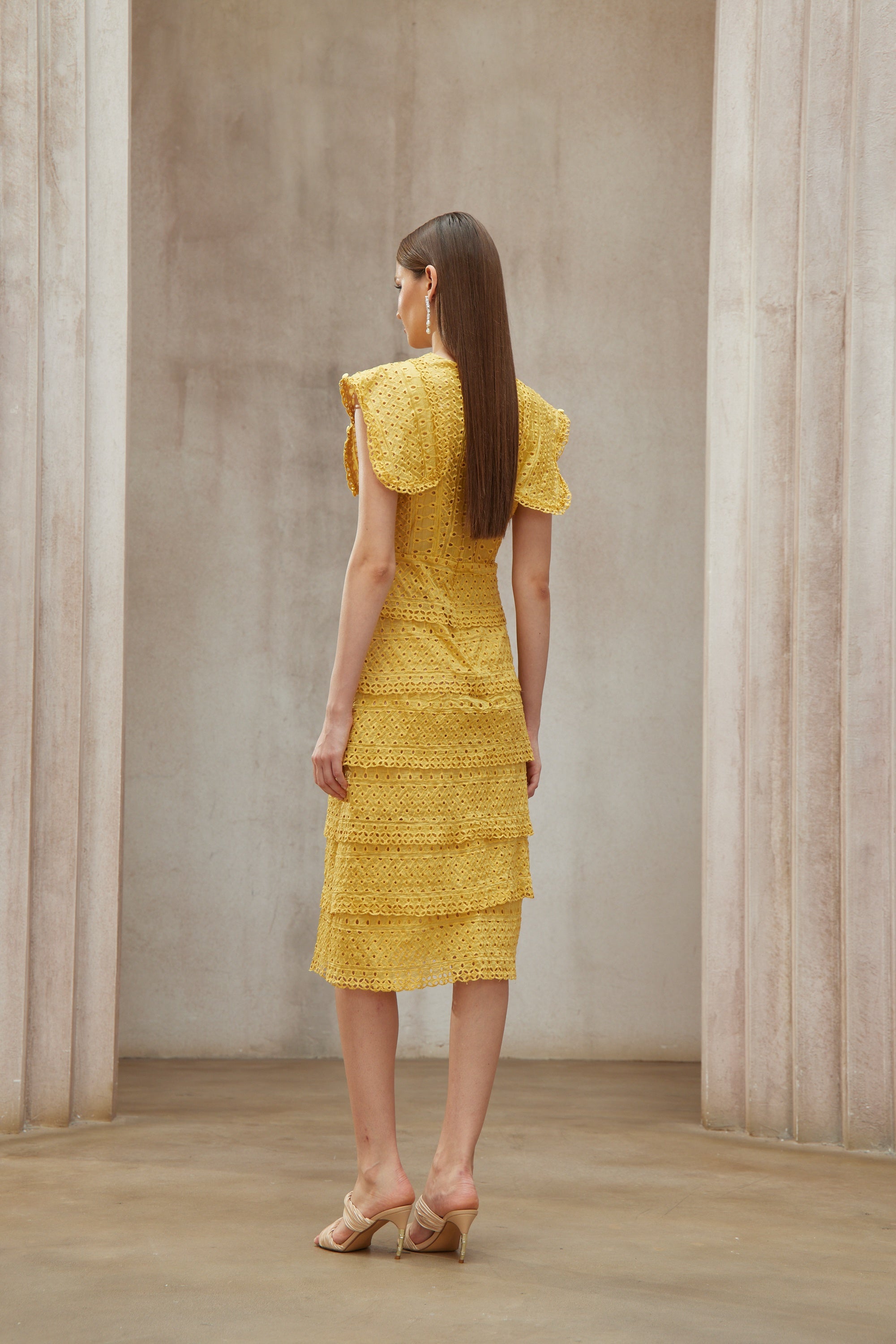 فستان فيدجي الأصفر المطرز متعدد الطبقات