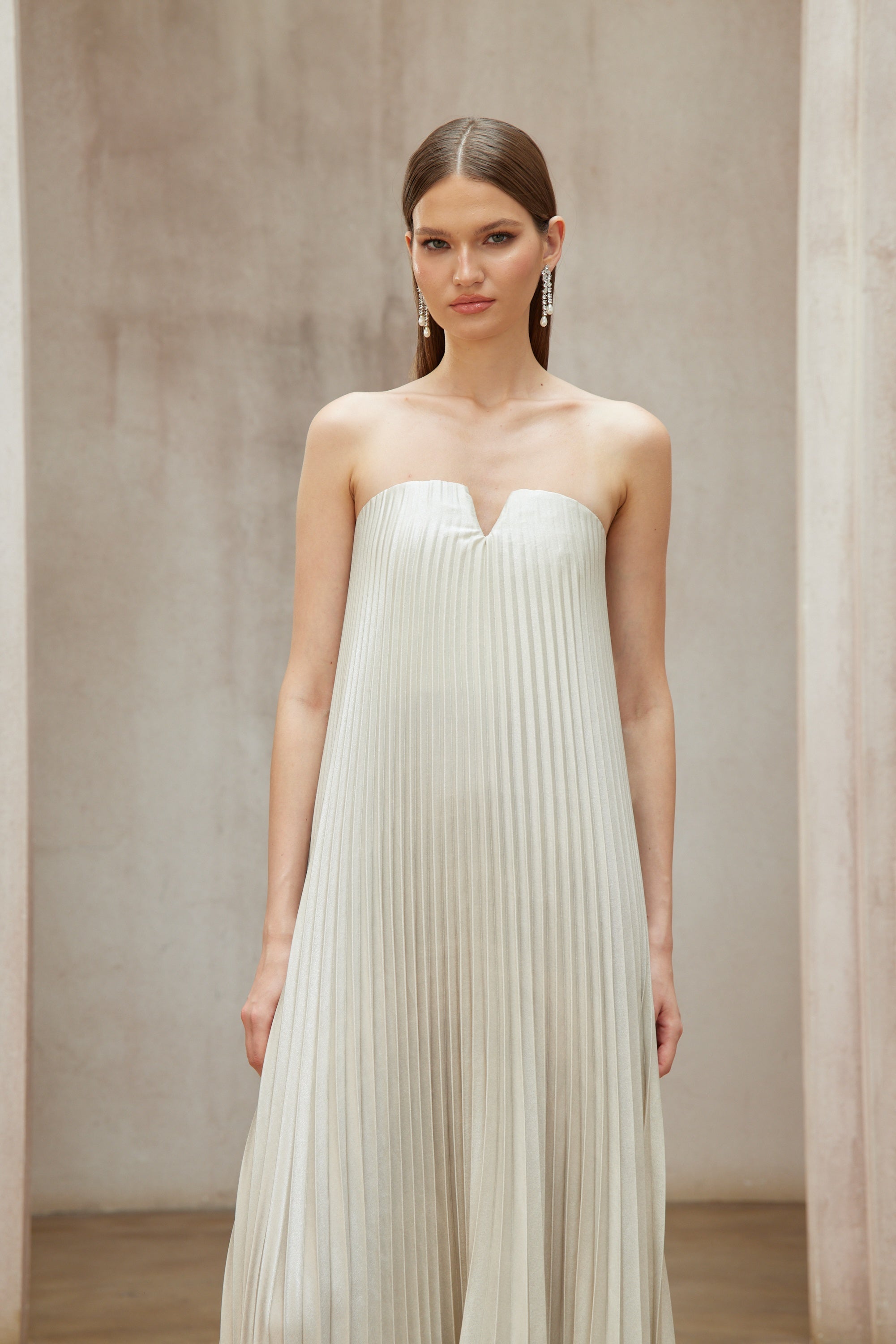 فستان ماكسي ساتان ذهبي مطوي بالكامل