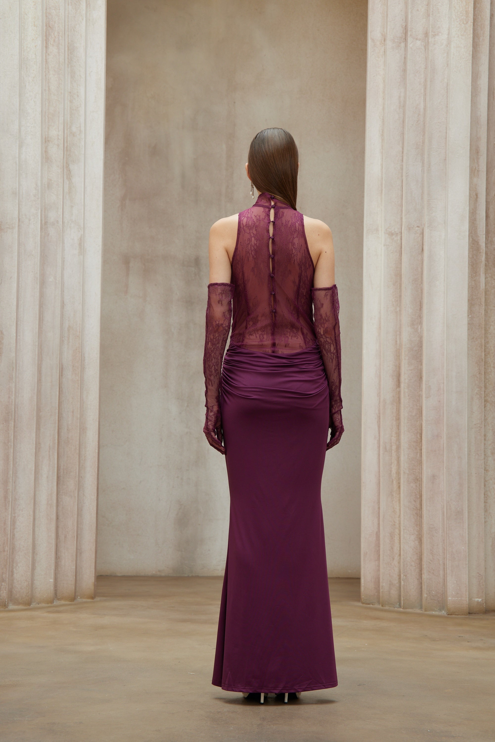 فستان طويل مزين بالدانتيل من Borbála باللون الأرجواني