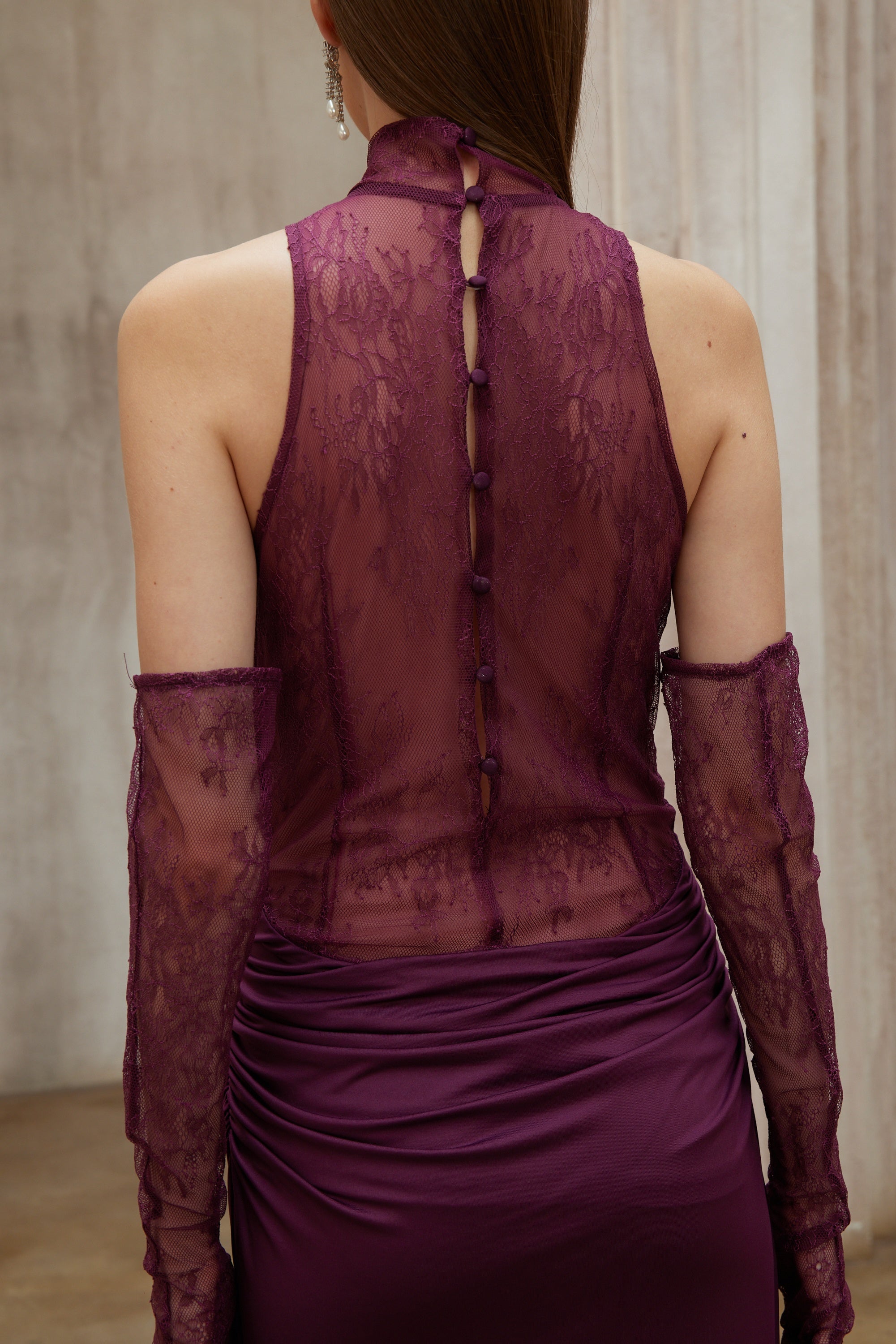 فستان طويل مزين بالدانتيل من Borbála باللون الأرجواني