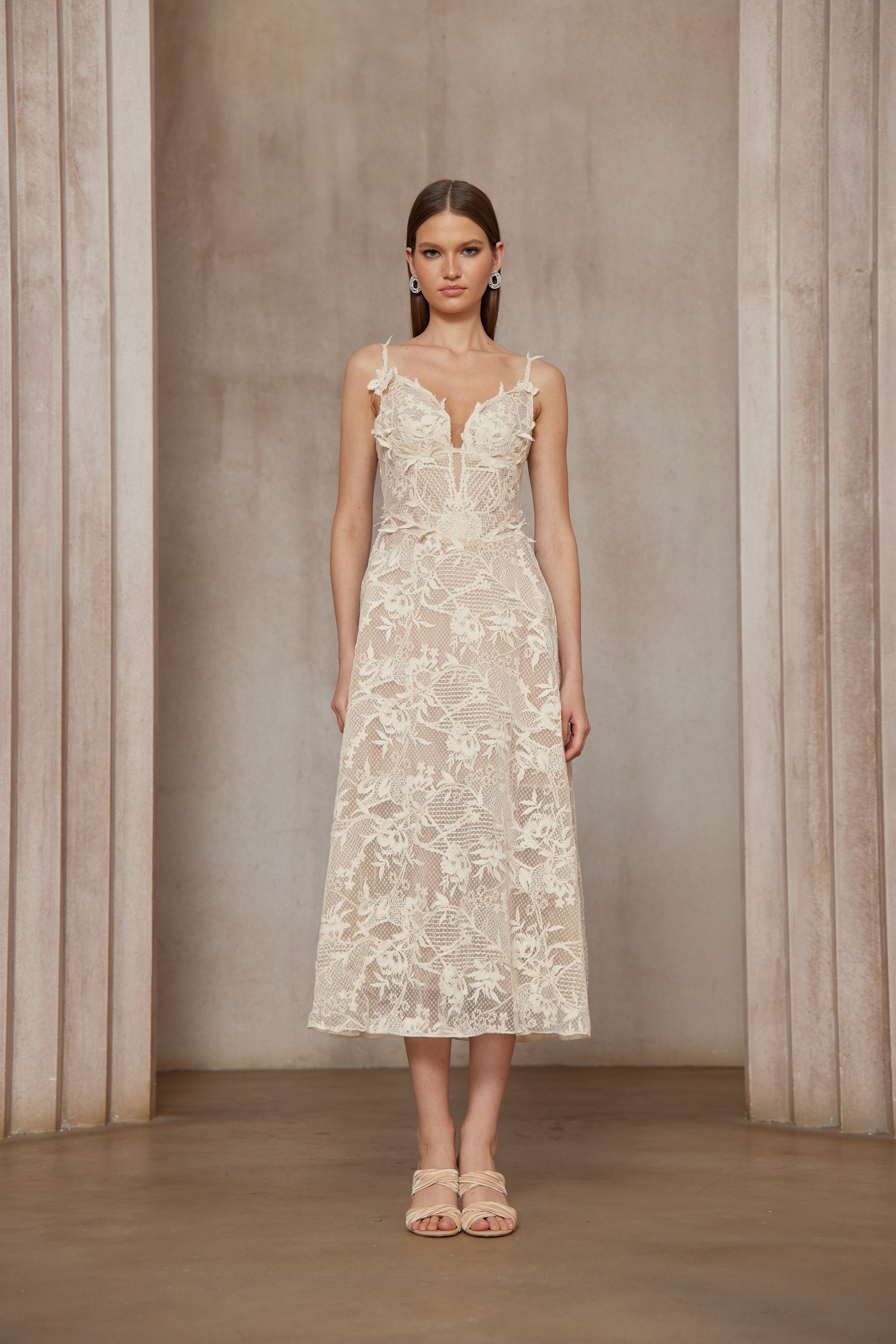 فستان متوسط الطول من الدانتيل باللون الأبيض العنبر بدون أكمام