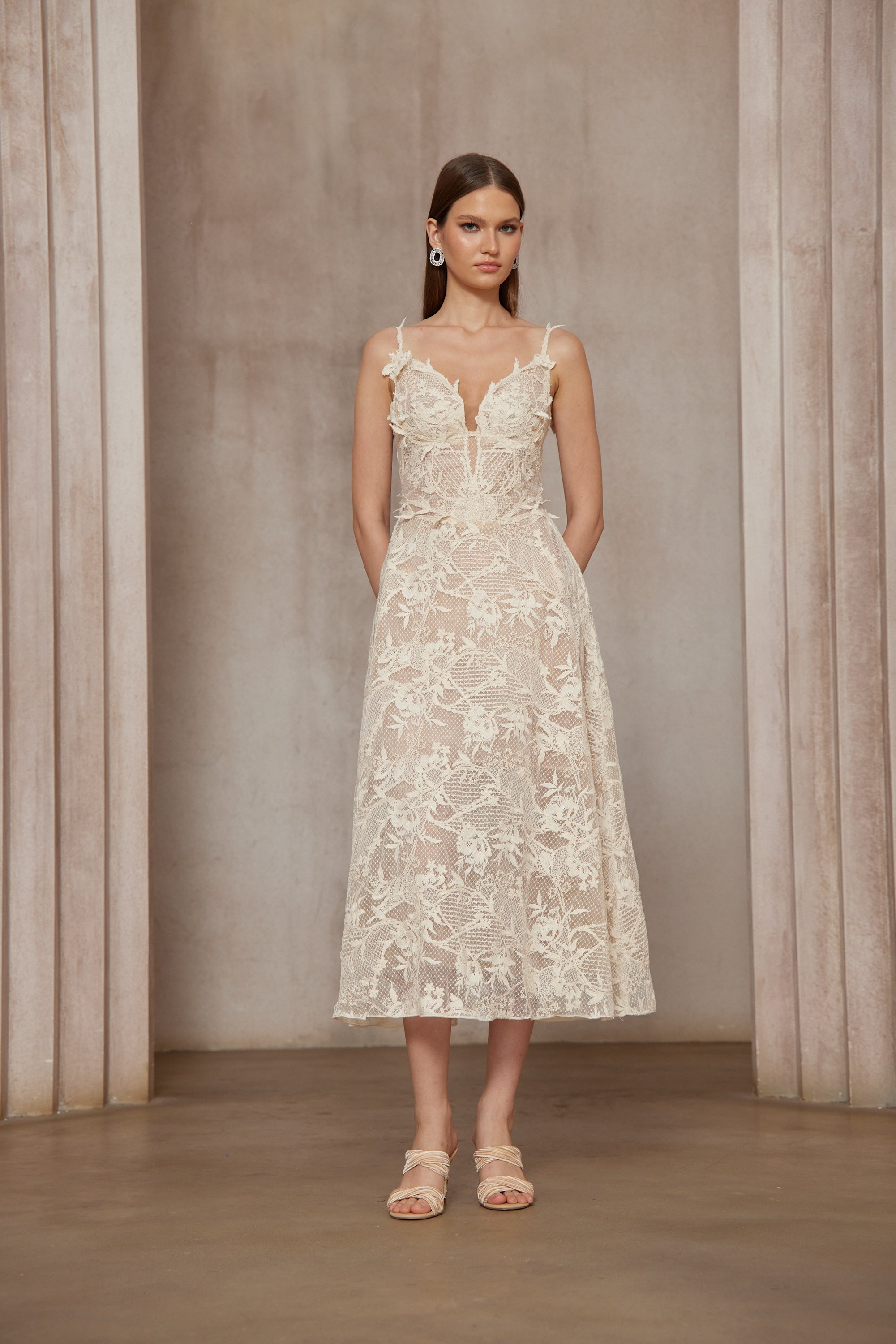 فستان متوسط الطول من الدانتيل باللون الأبيض العنبر بدون أكمام