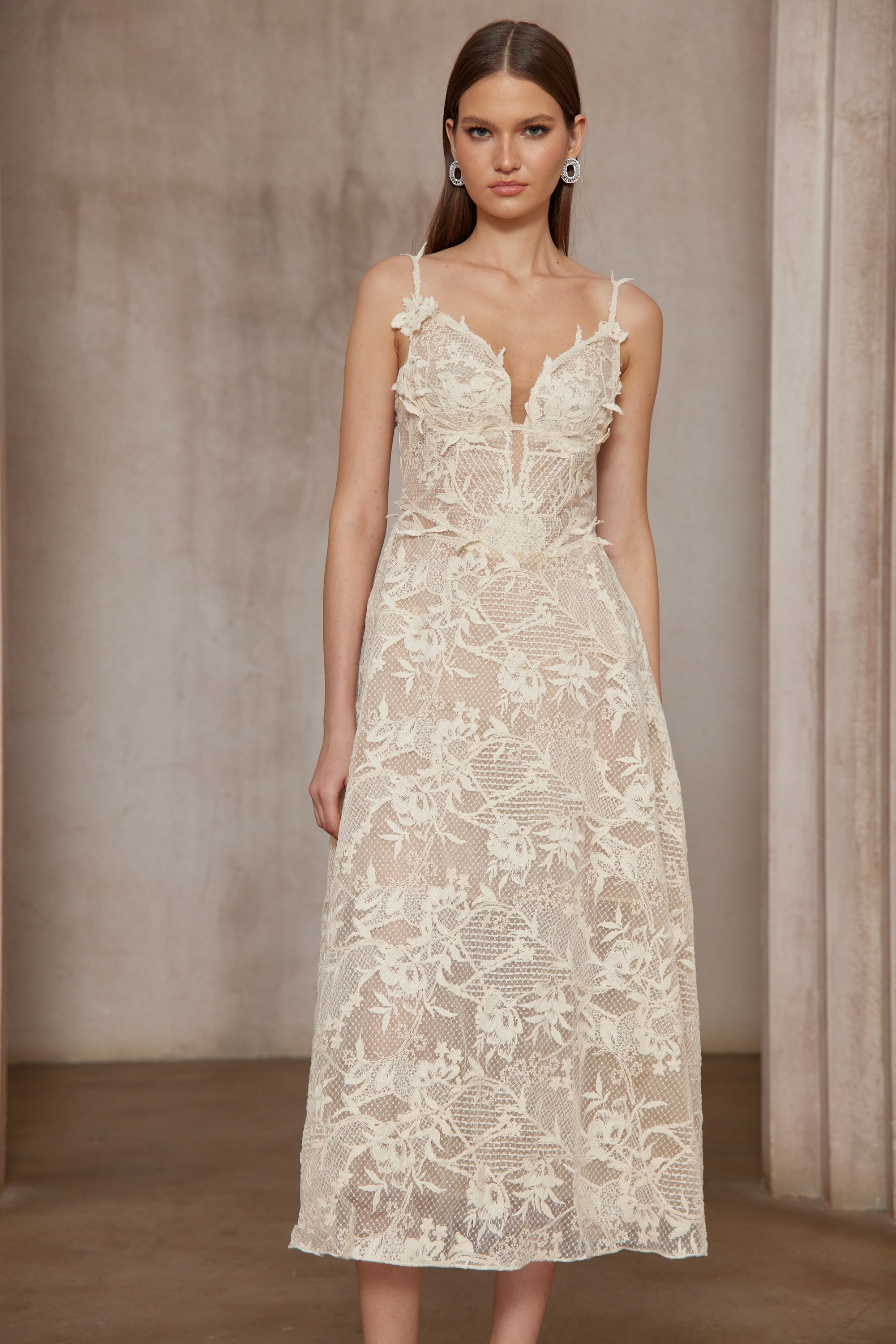 فستان متوسط الطول من الدانتيل باللون الأبيض العنبر بدون أكمام