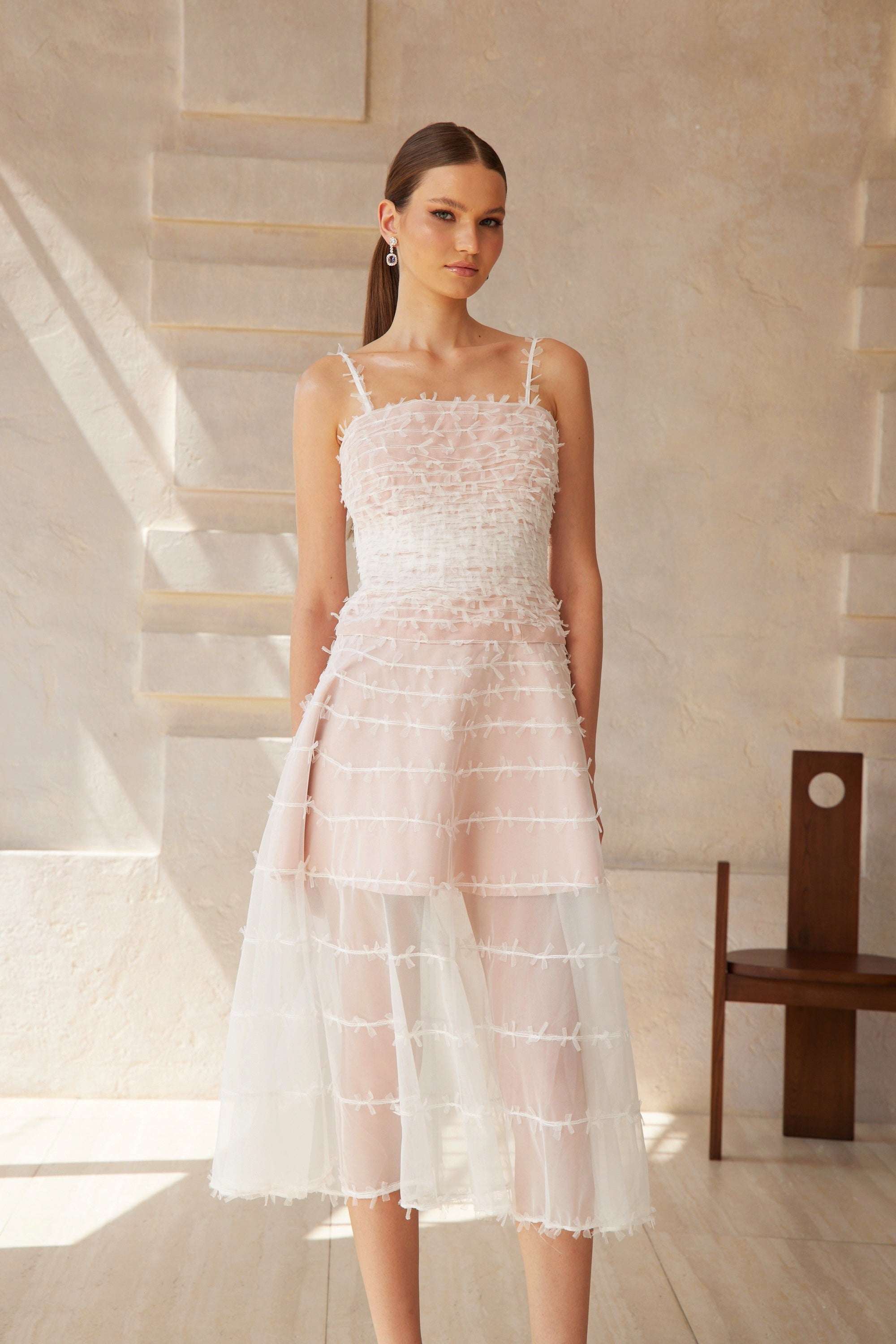 فستان ميدي من التول الأبيض المنسدل بتصميم كشكش، موديل Eléonore