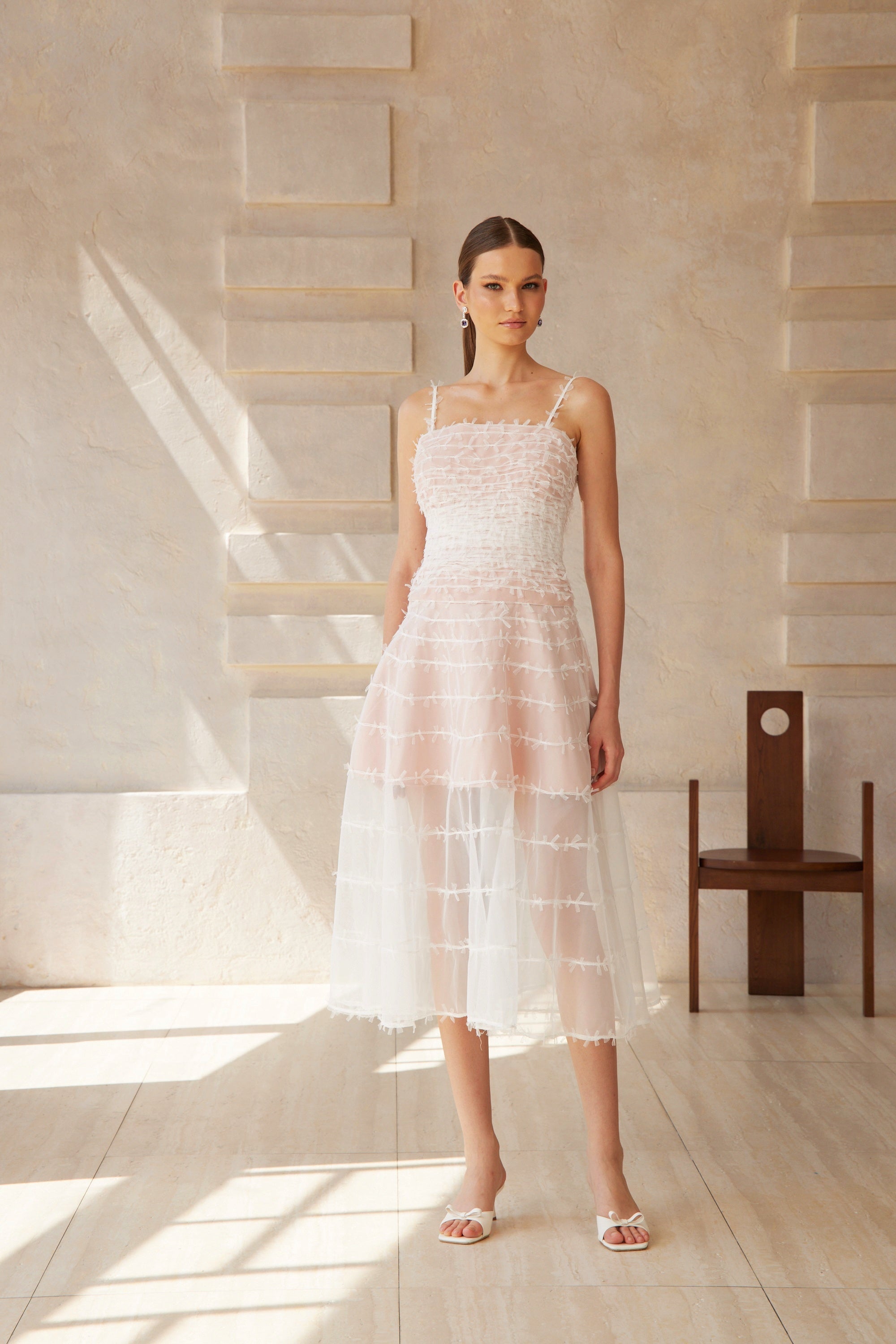 فستان ميدي من التول الأبيض المنسدل بتصميم كشكش، موديل Eléonore