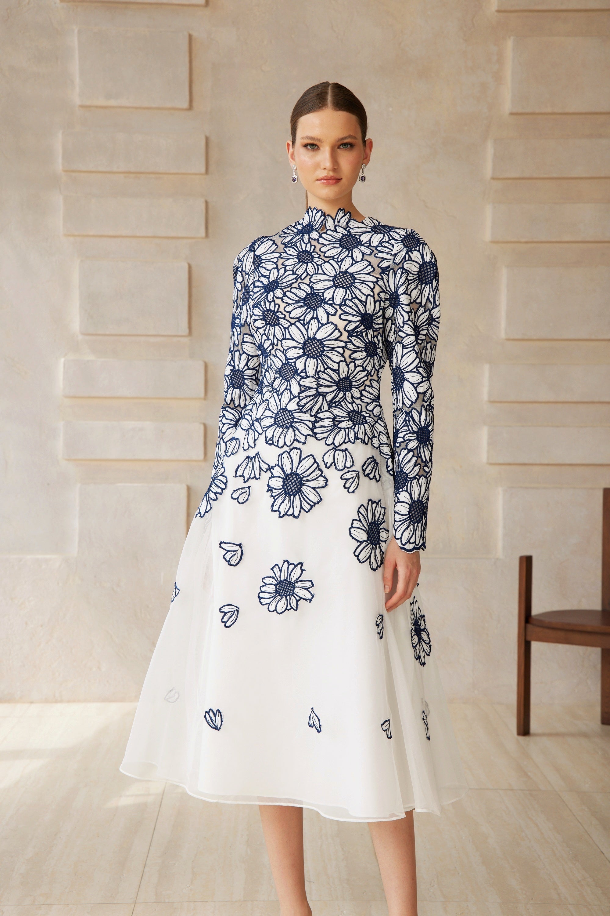 فستان كاميو أزرق متوسط الطول من التول المطرز