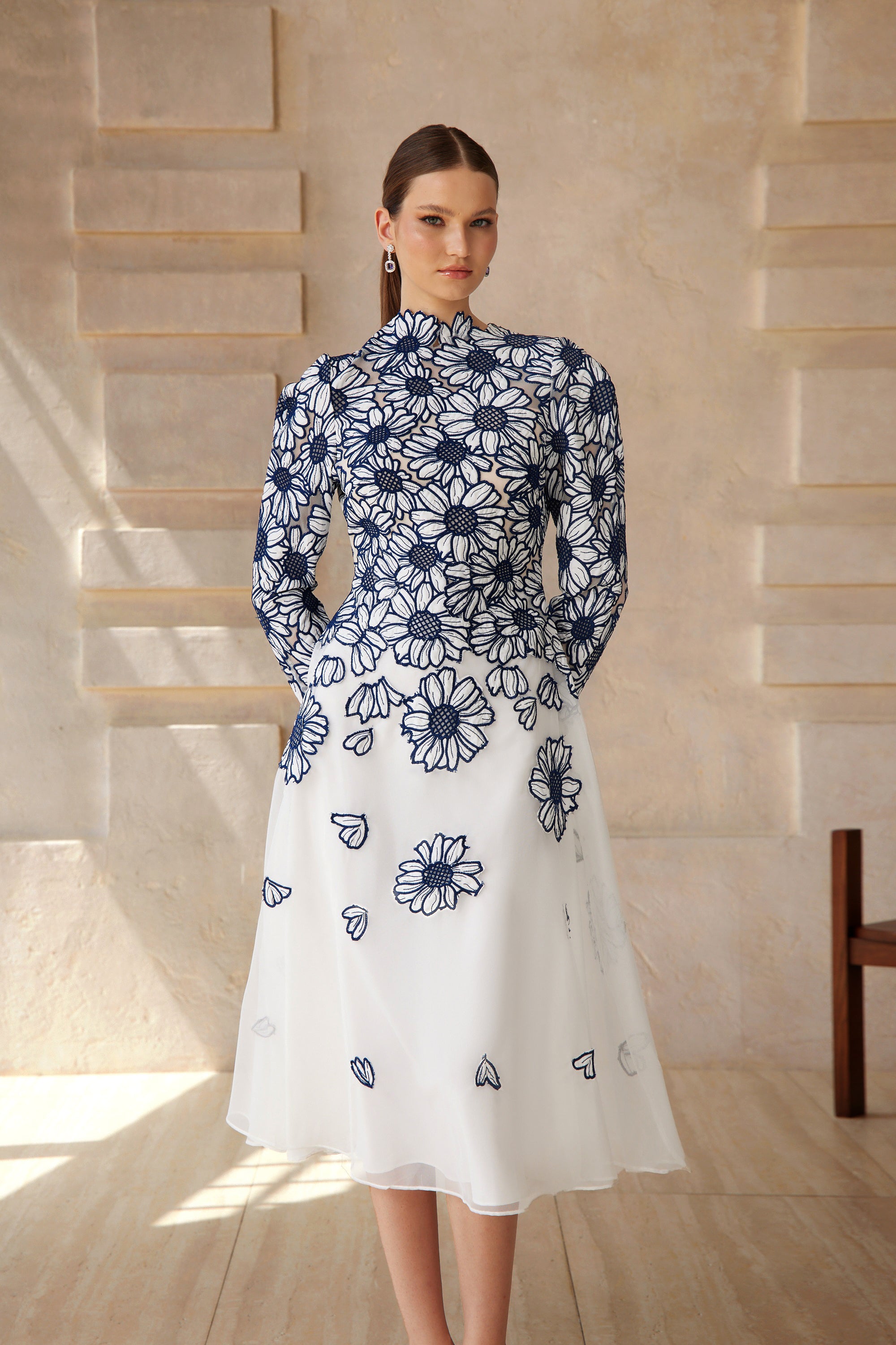 فستان كاميو أزرق متوسط الطول من التول المطرز