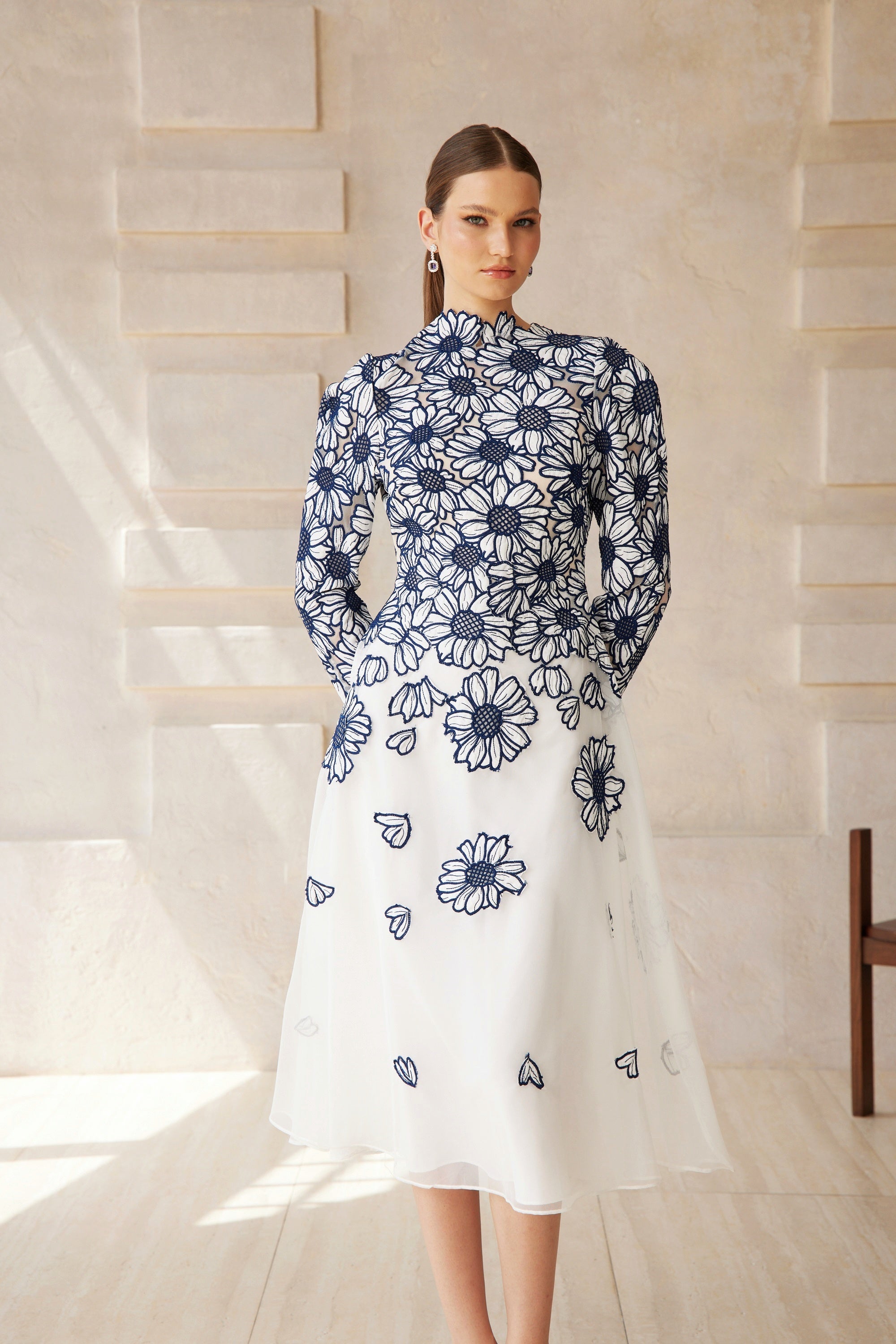 فستان كاميو أزرق متوسط الطول من التول المطرز