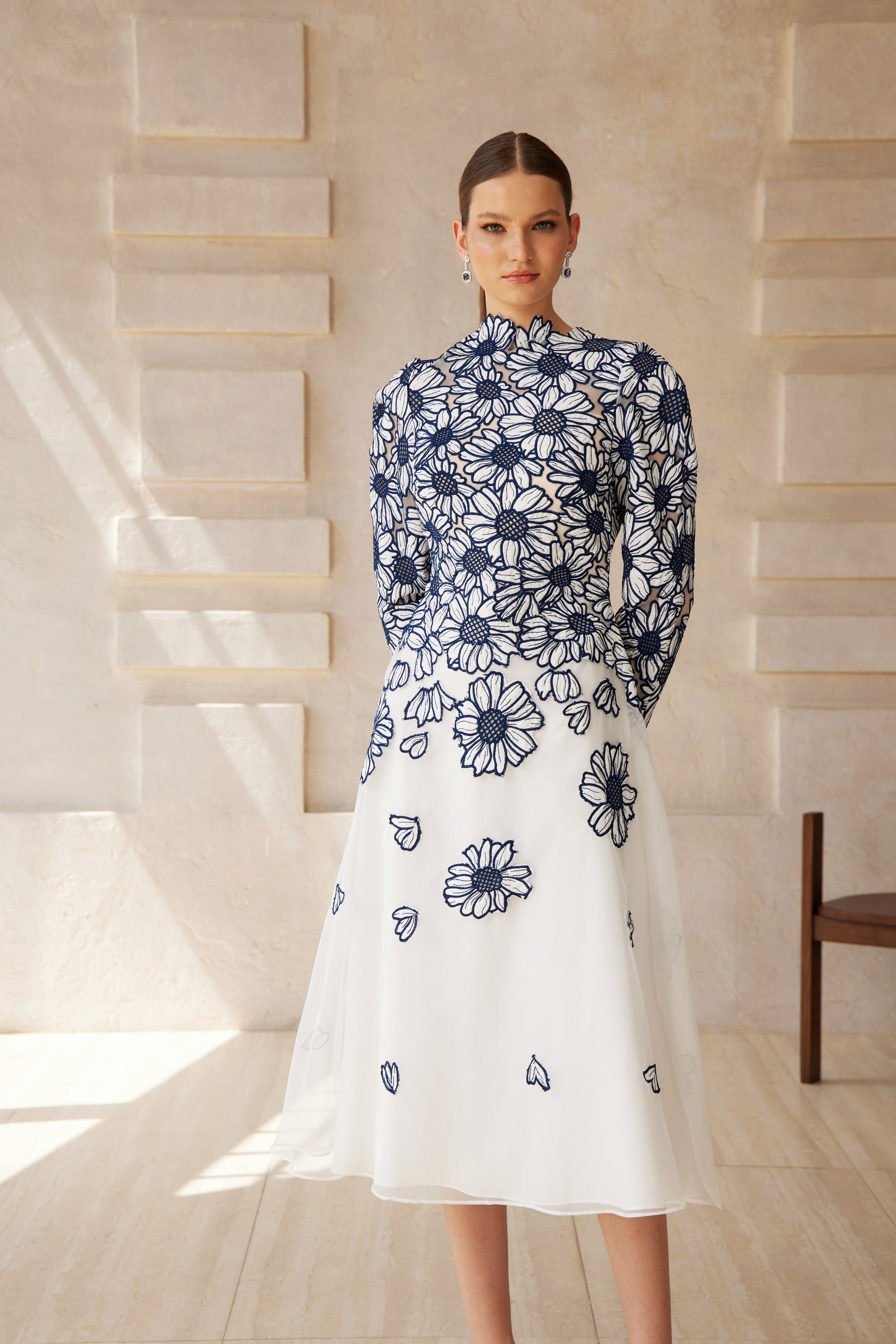 فستان كاميو أزرق متوسط الطول من التول المطرز