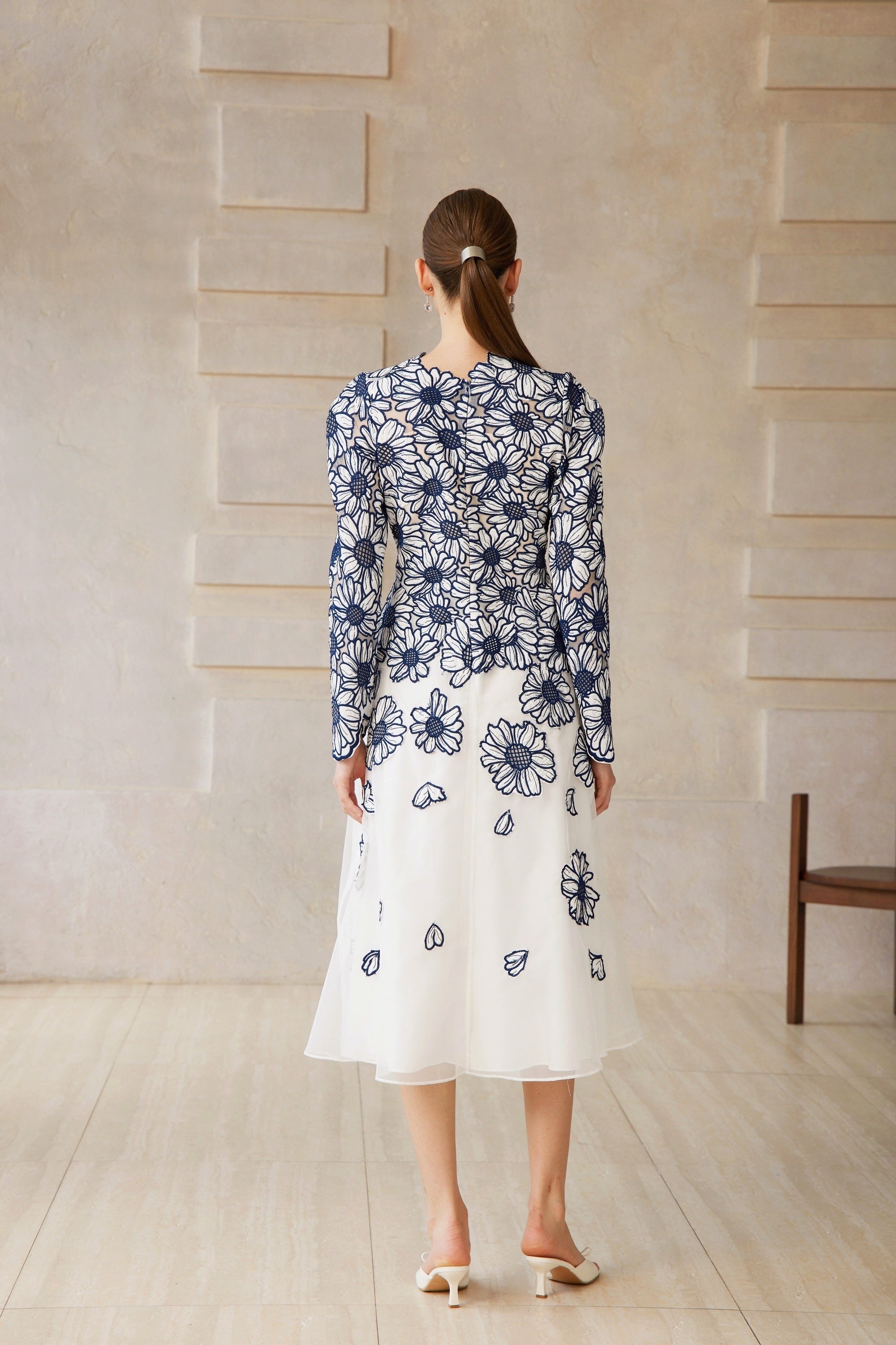 فستان كاميو أزرق متوسط الطول من التول المطرز