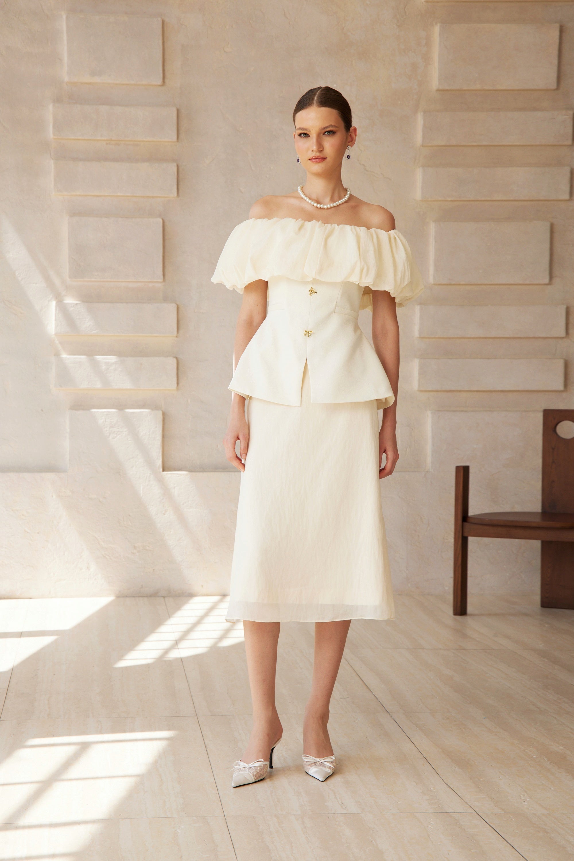 طقم توب وتنورة ديانت الأبيض مكشوف الأكتاف ذو الطيات