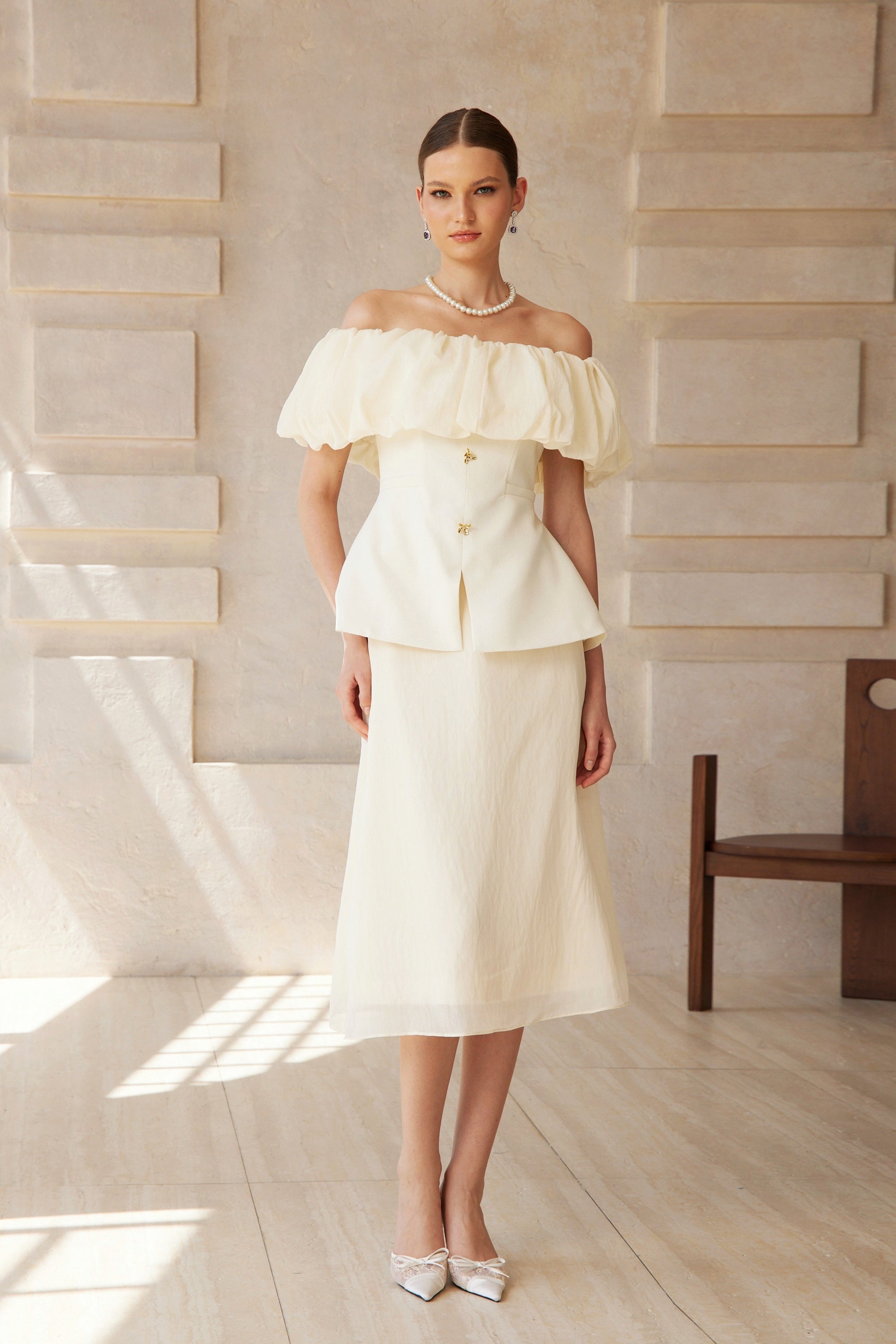 طقم توب وتنورة ديانت الأبيض مكشوف الأكتاف ذو الطيات