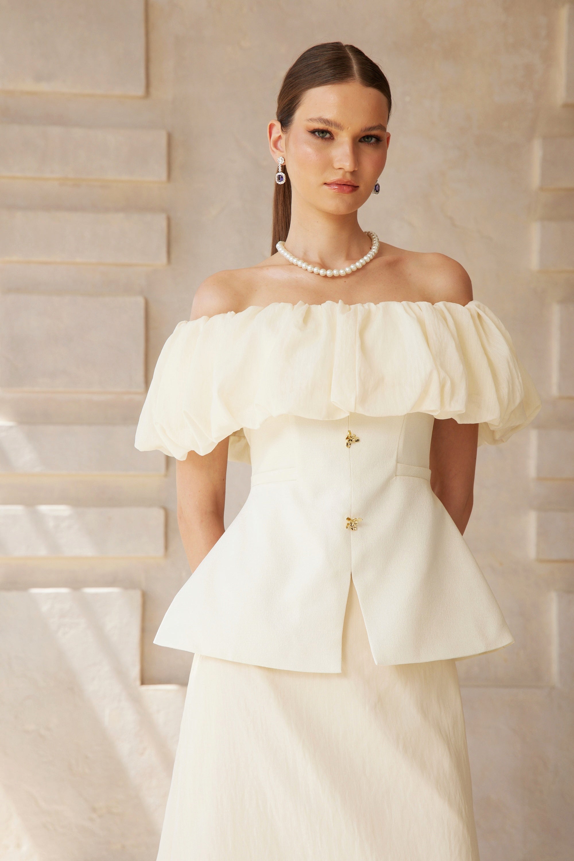 طقم توب وتنورة ديانت الأبيض مكشوف الأكتاف ذو الطيات