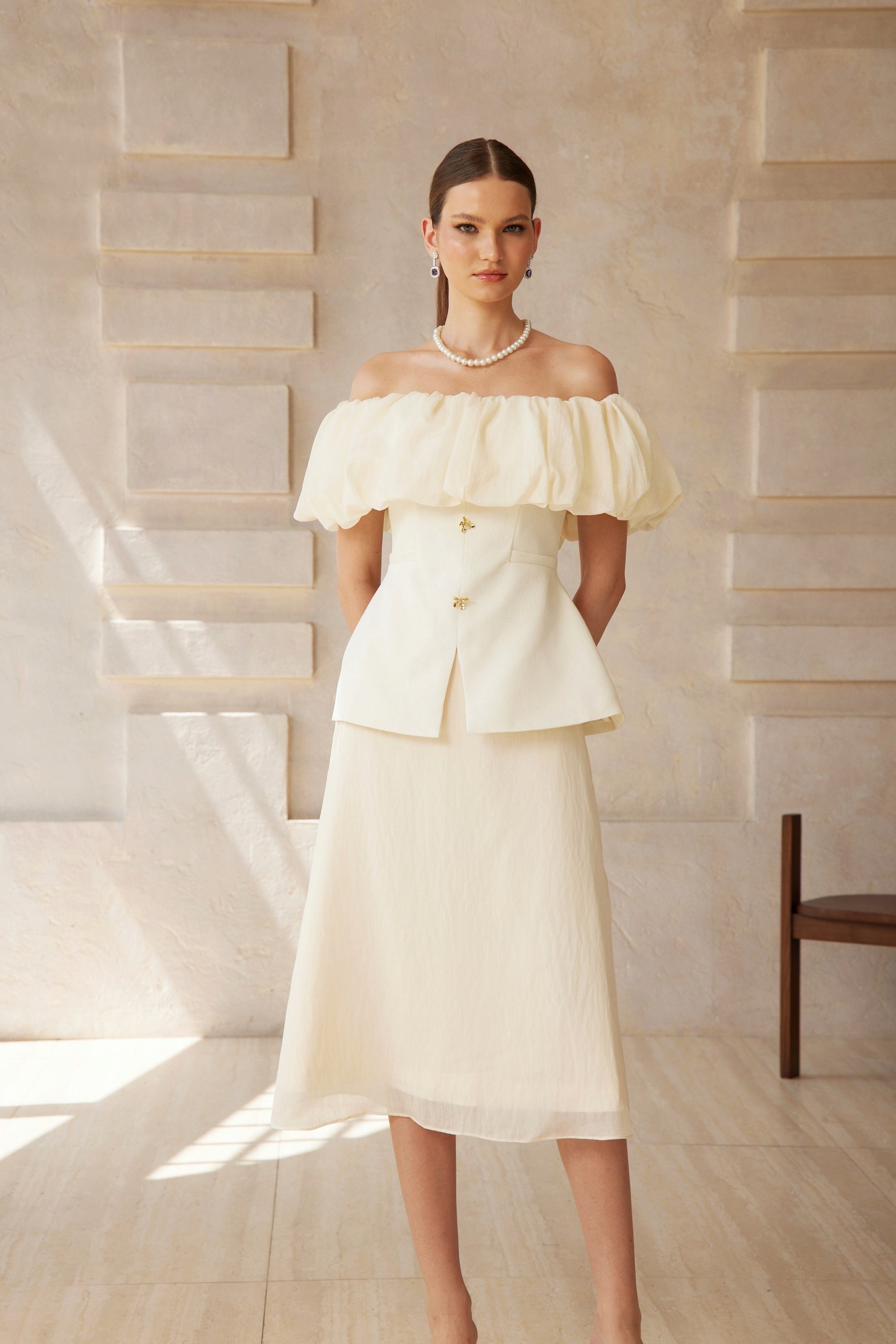 طقم توب وتنورة ديانت الأبيض مكشوف الأكتاف ذو الطيات