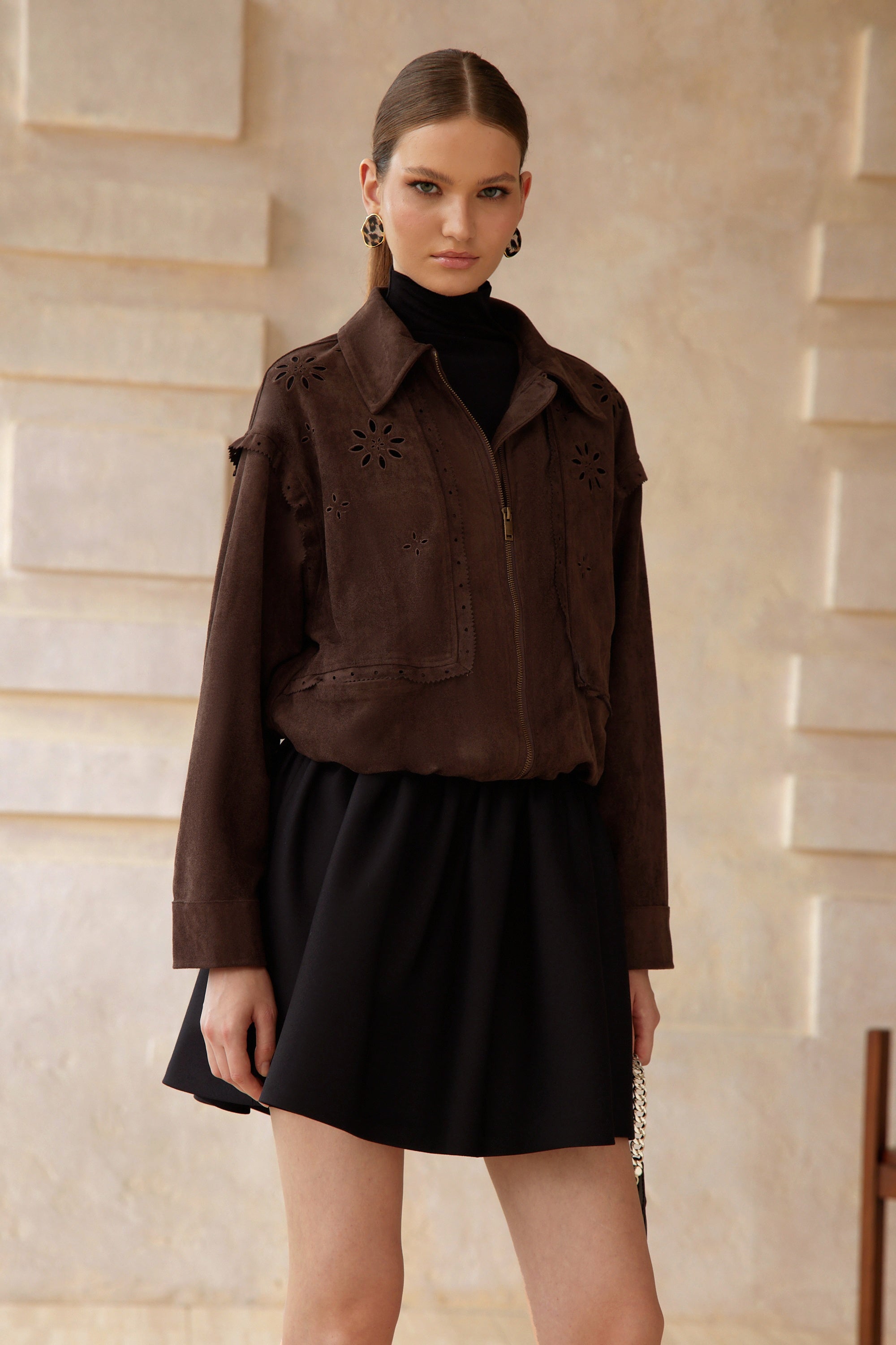 سترة إيلودي براون من جلد الغزال المزهر المقطوع