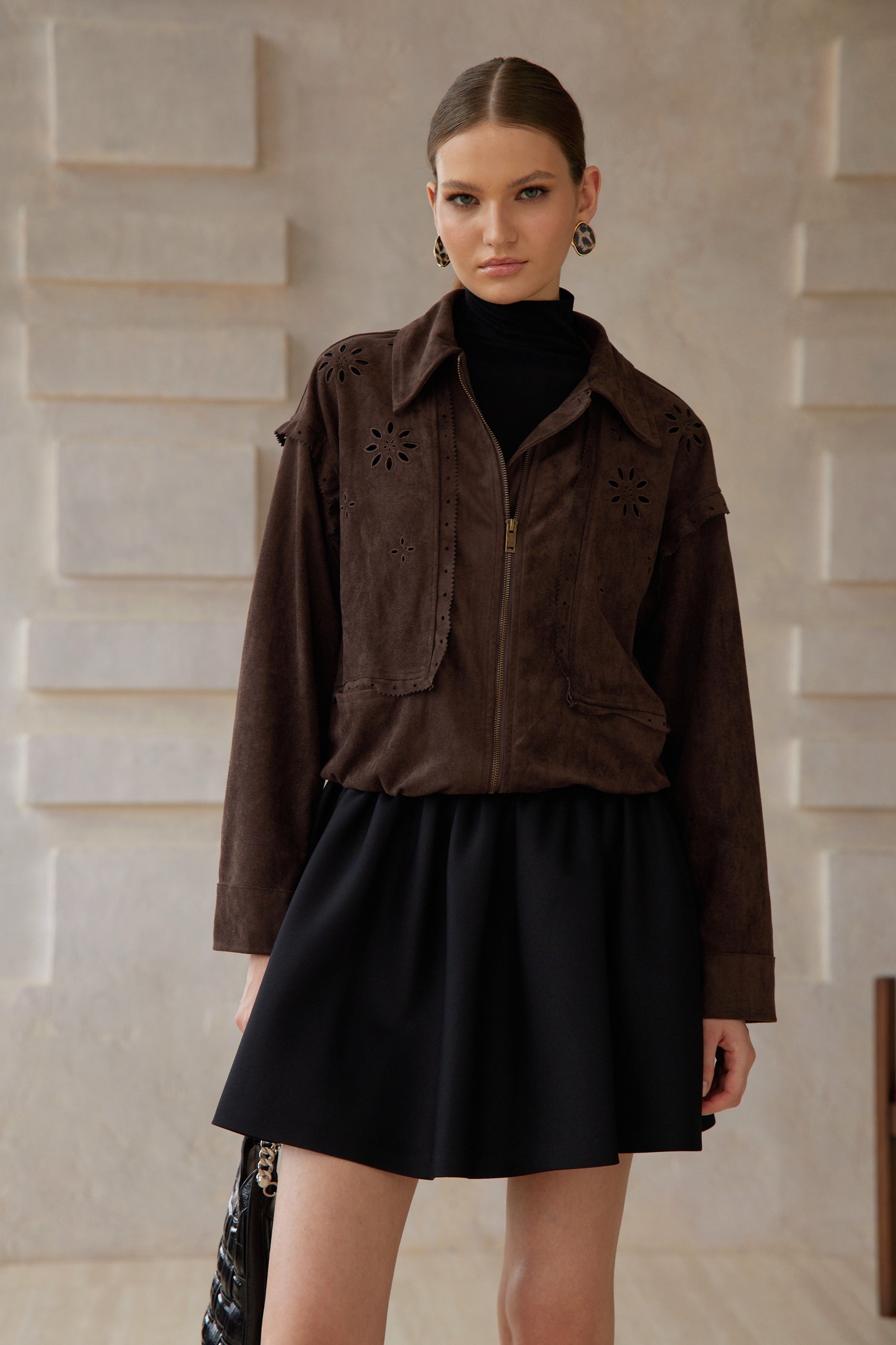 سترة إيلودي براون من جلد الغزال المزهر المقطوع