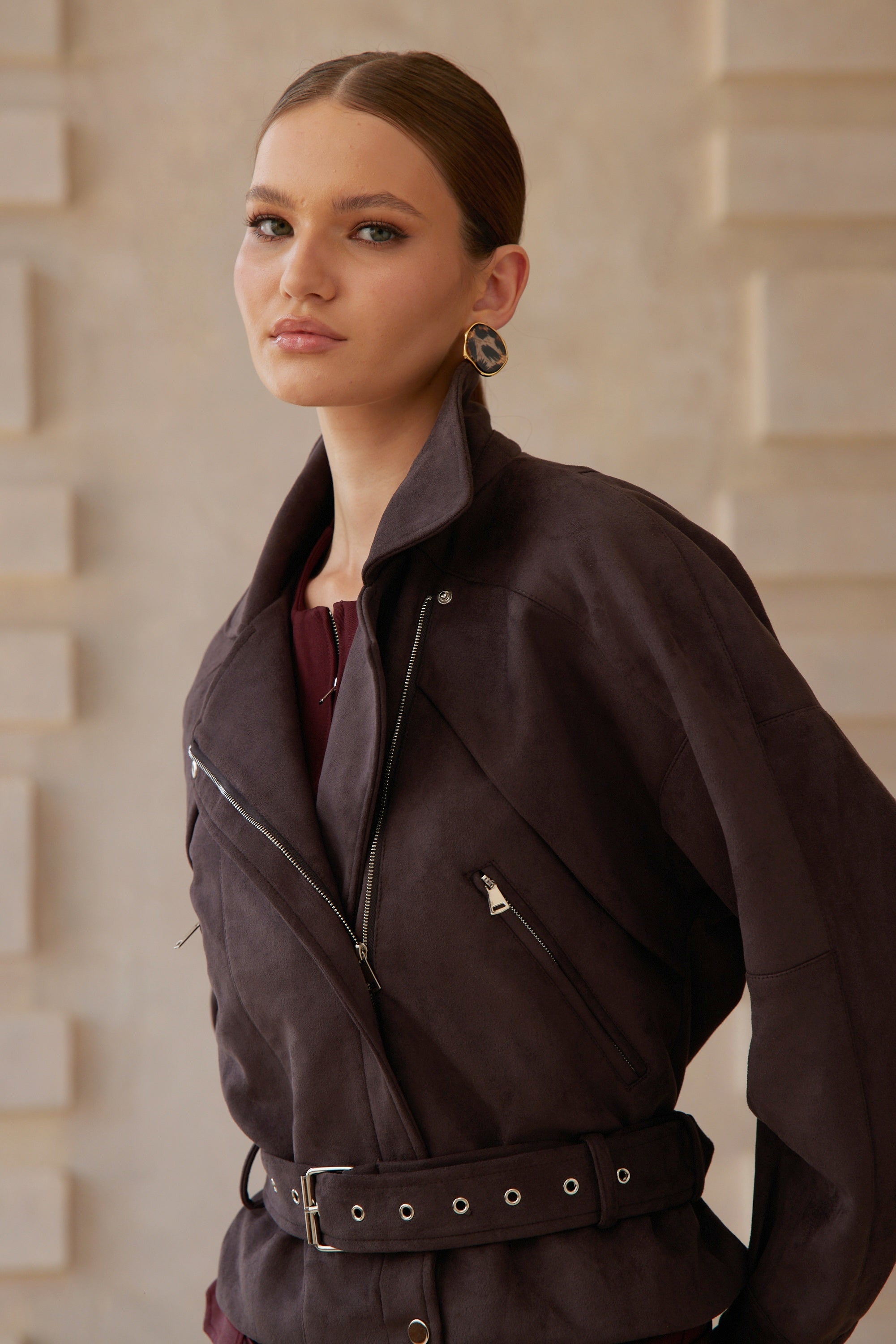 معطف لورا براون القصير من جلد الغزال مع حزام على الخصر