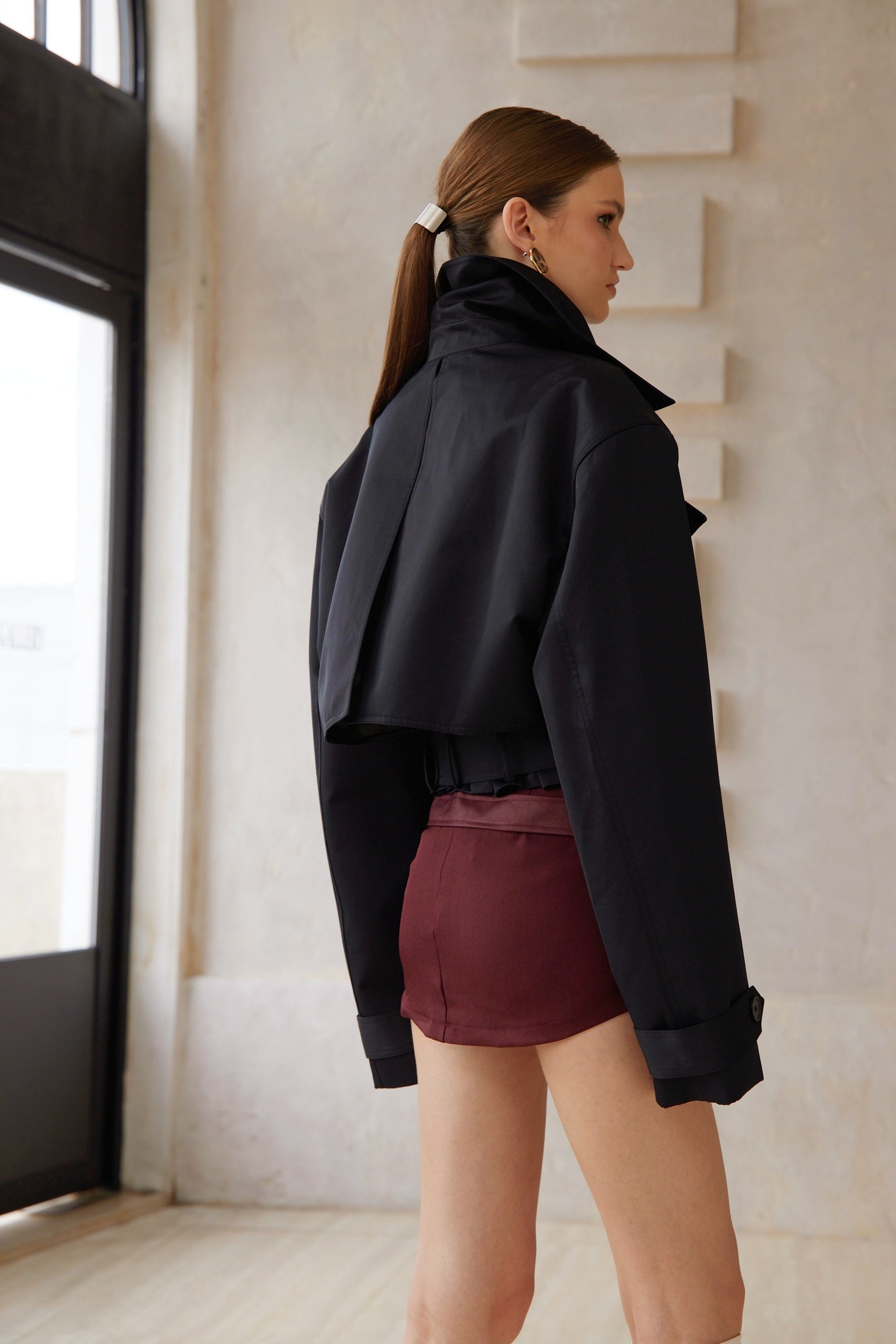 معطف ترنش قصير من أفريل أسود بحزام على الخصر