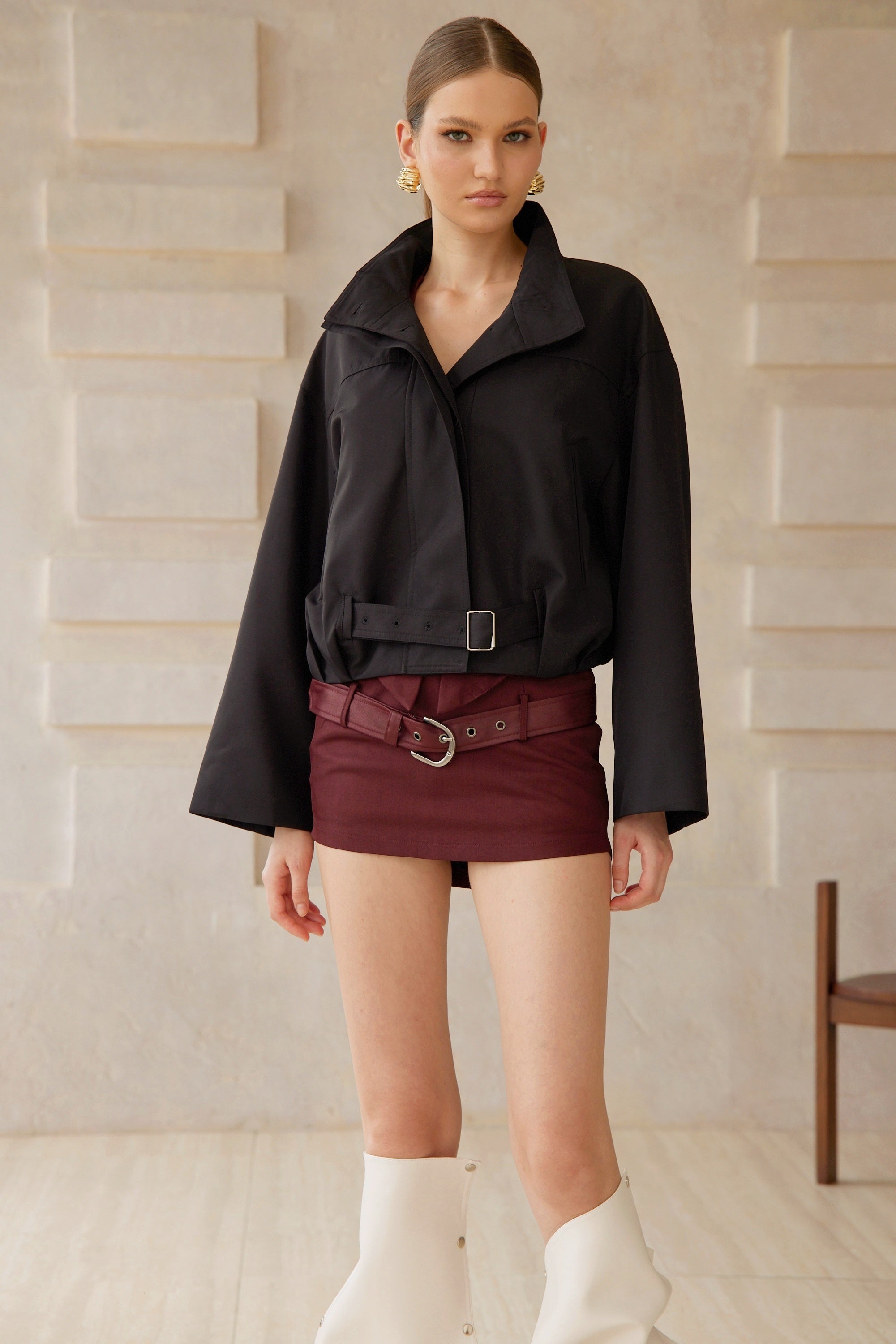 معطف ترينش قصير أسود بتصميم بوليت بتعليقة خصر.