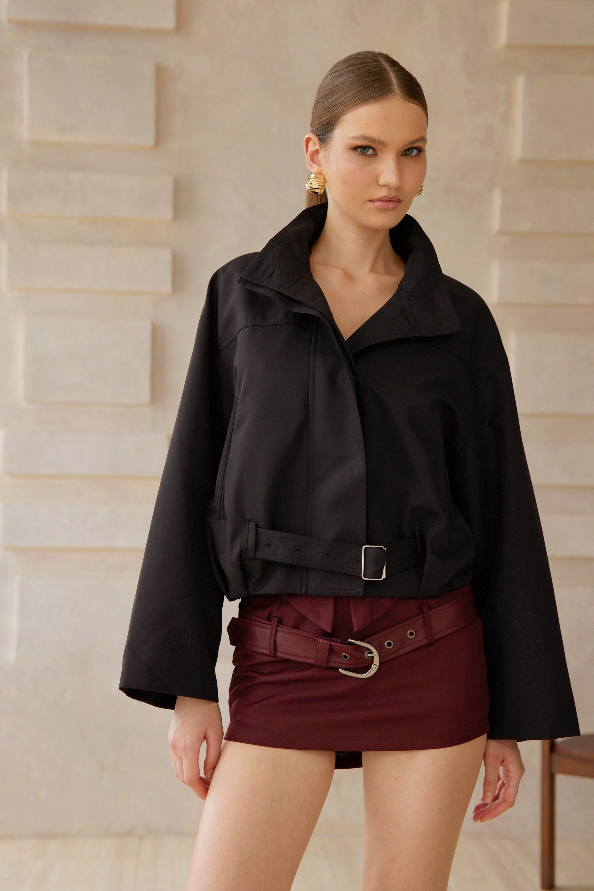 معطف ترينش قصير أسود بتصميم بوليت بتعليقة خصر.