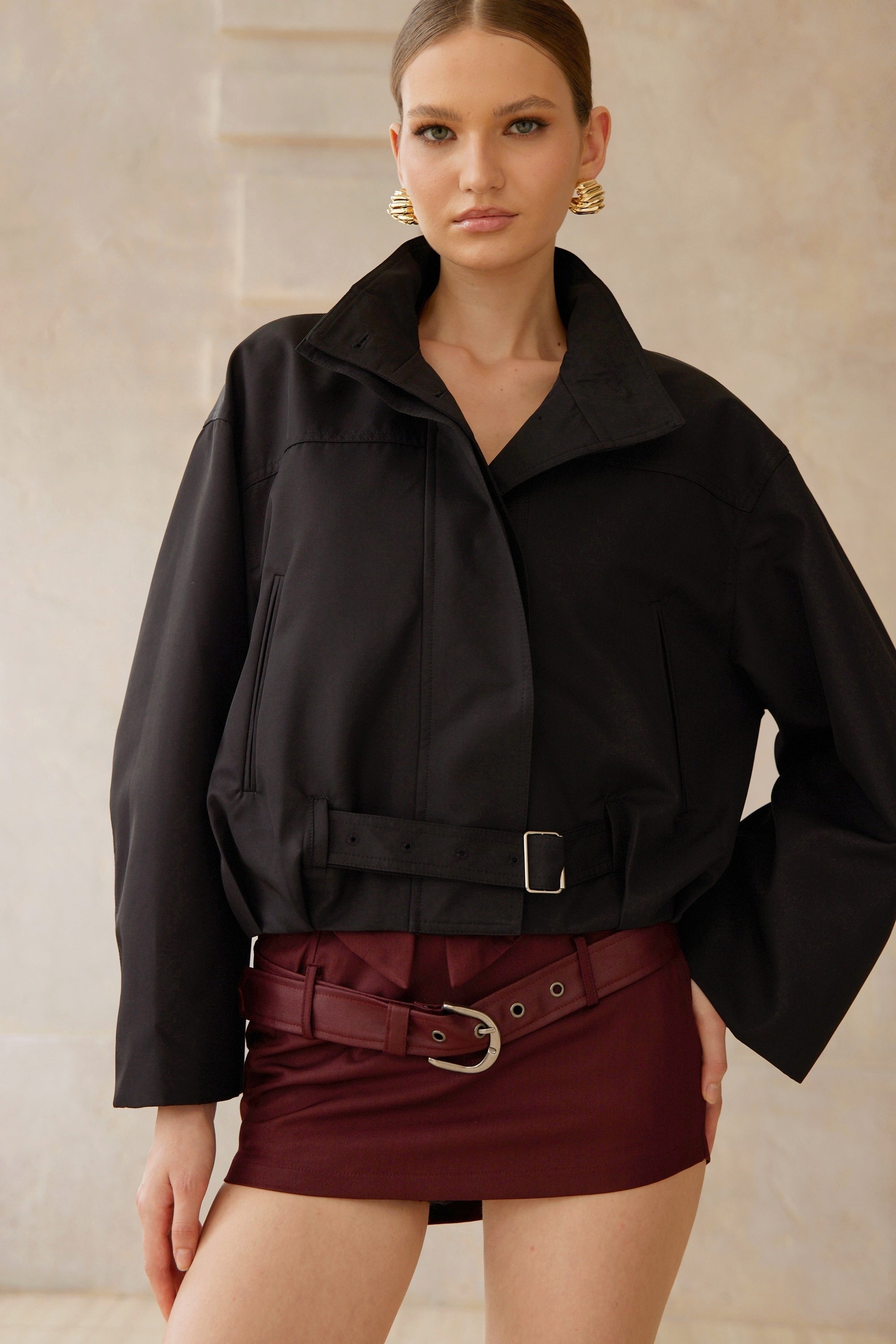 معطف ترينش قصير أسود بتصميم بوليت بتعليقة خصر.