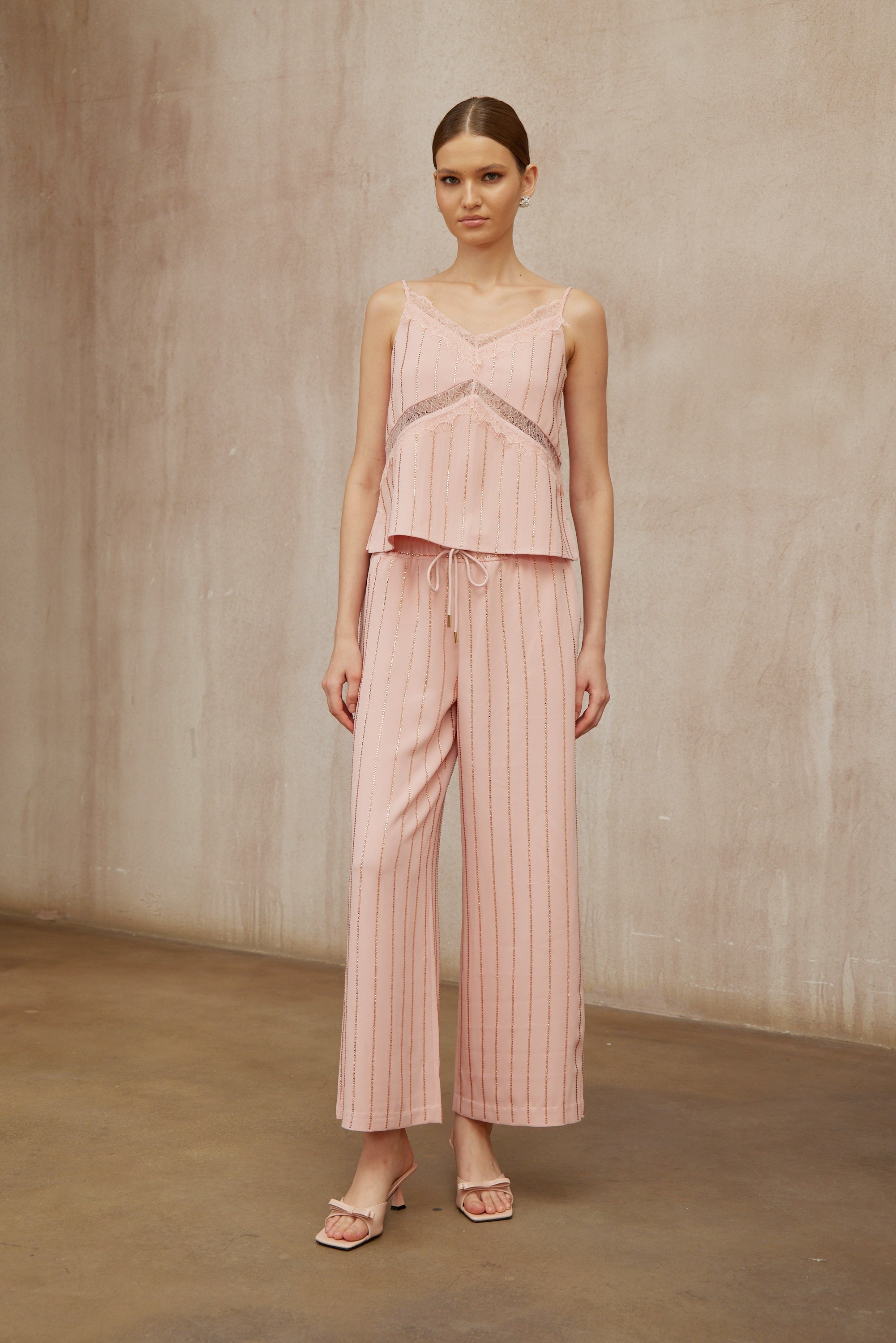 طقم كوينسي الوردي المكون من بلوزة وبنطال مخططين مرصعين بأحجار الراين