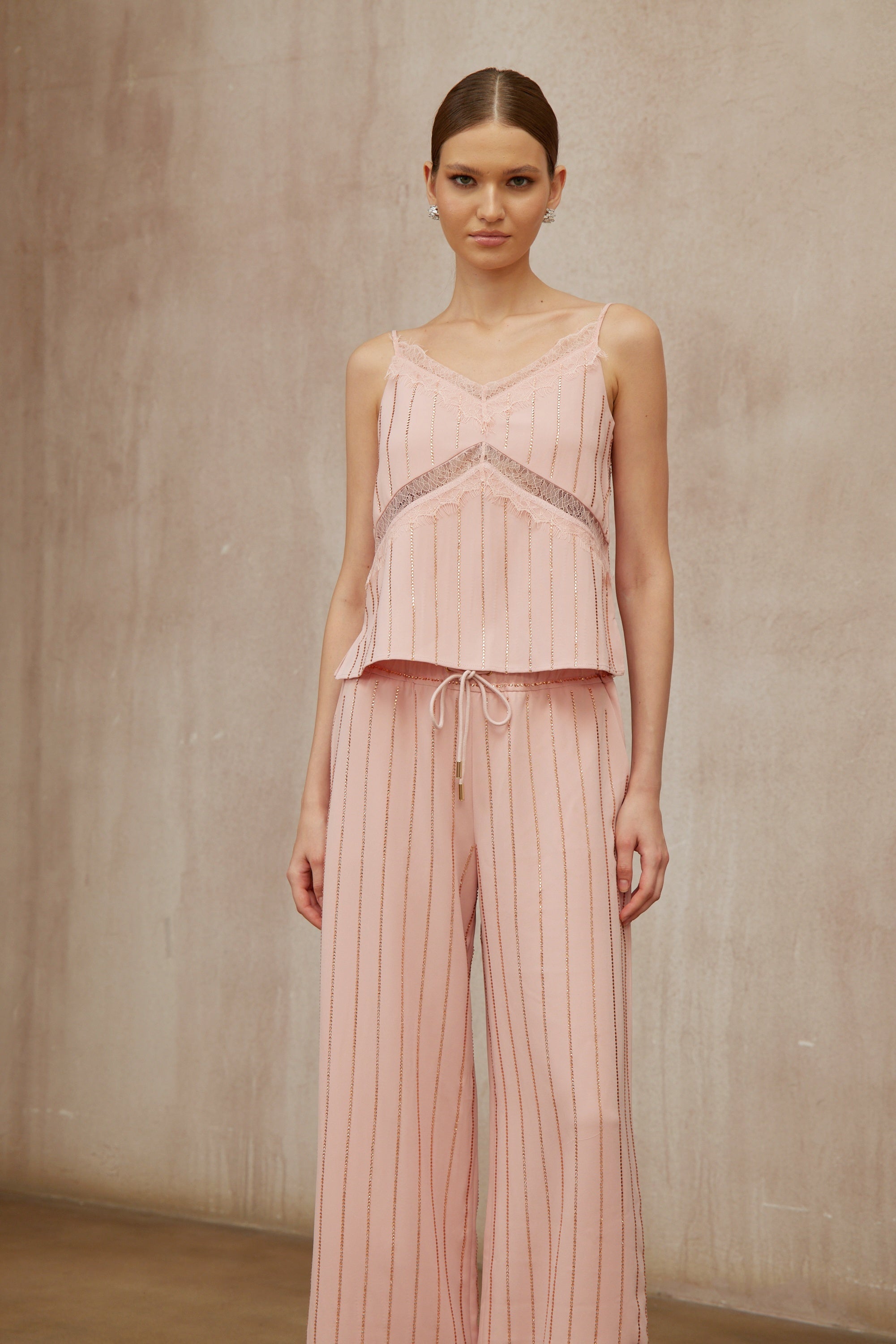 طقم كوينسي الوردي المكون من بلوزة وبنطال مخططين مرصعين بأحجار الراين