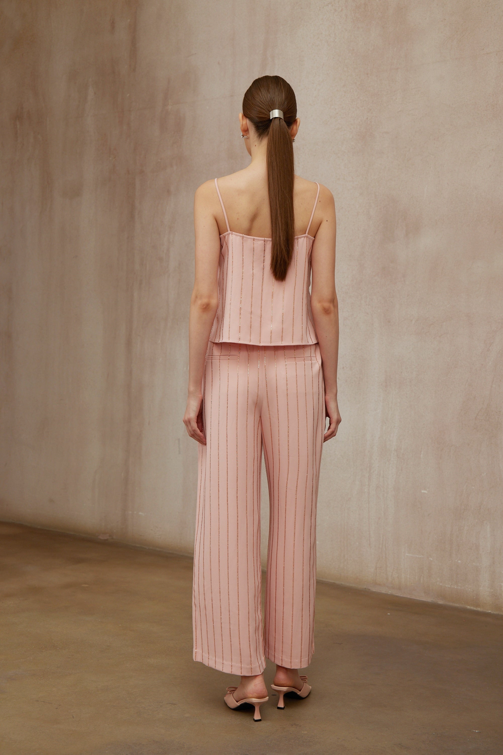 طقم كوينسي الوردي المكون من بلوزة وبنطال مخططين مرصعين بأحجار الراين