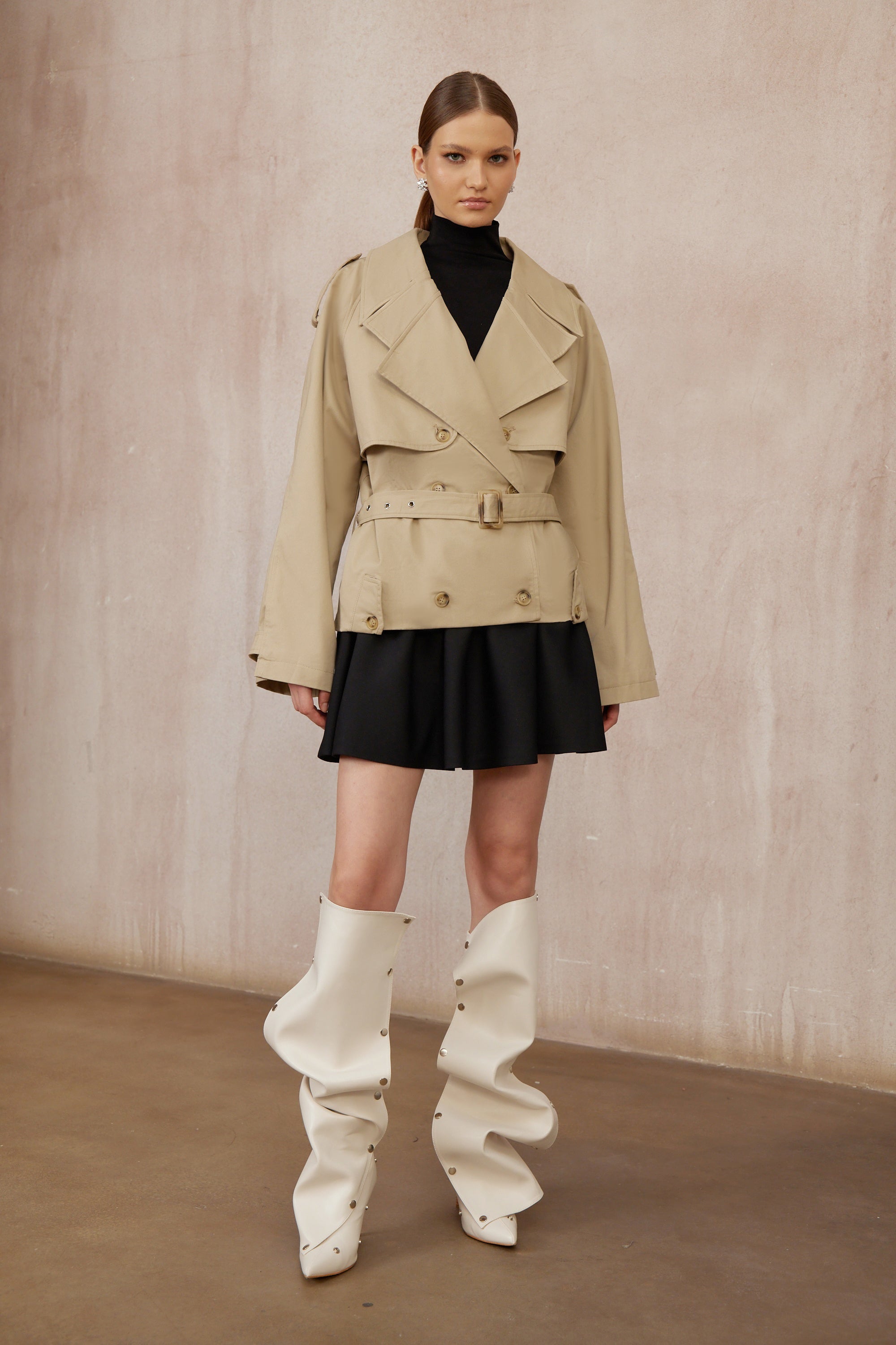 معطف ترينش قصير بلون الكاكي ذو صفين أزرار من ساندرا