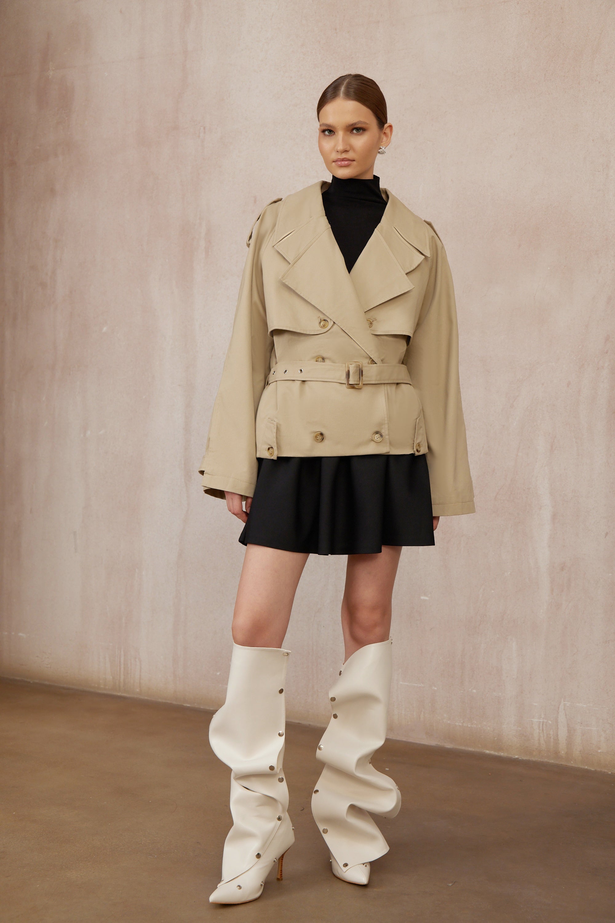 معطف ترينش قصير بلون الكاكي ذو صفين أزرار من ساندرا