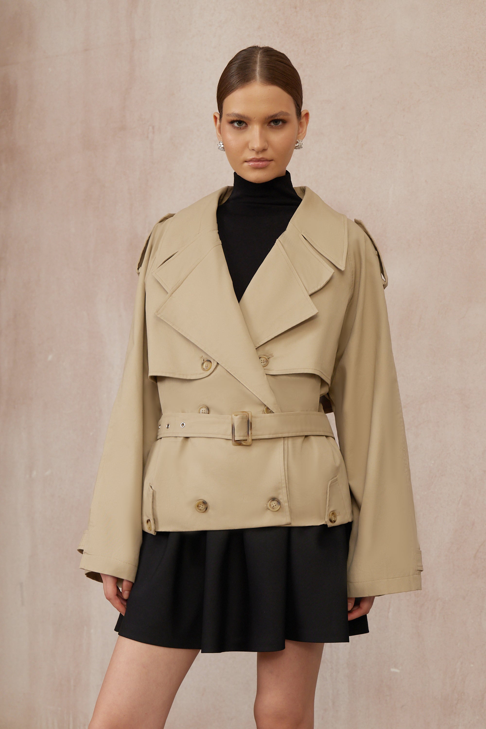 معطف ترينش قصير بلون الكاكي ذو صفين أزرار من ساندرا