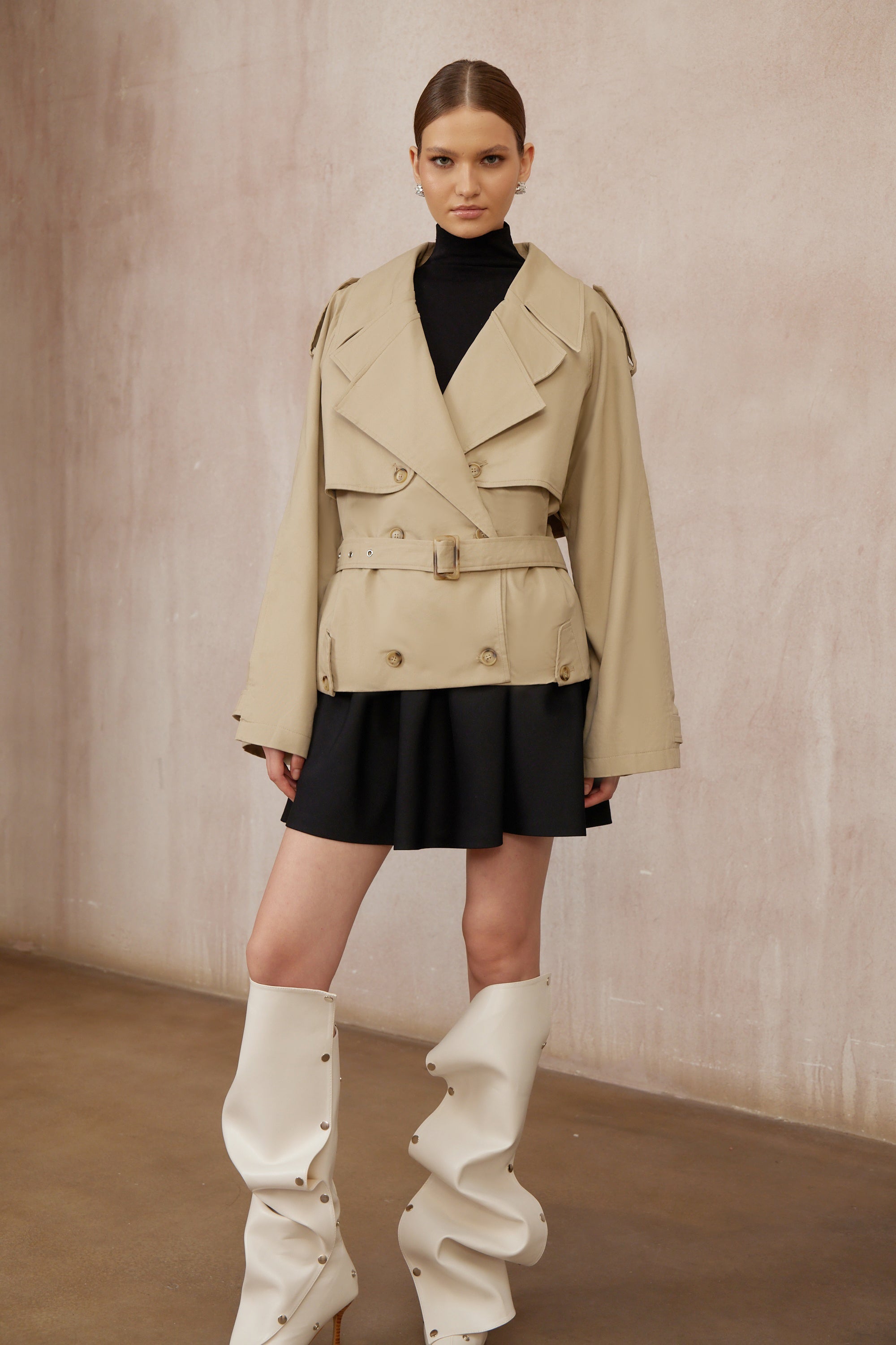 معطف ترينش قصير بلون الكاكي ذو صفين أزرار من ساندرا