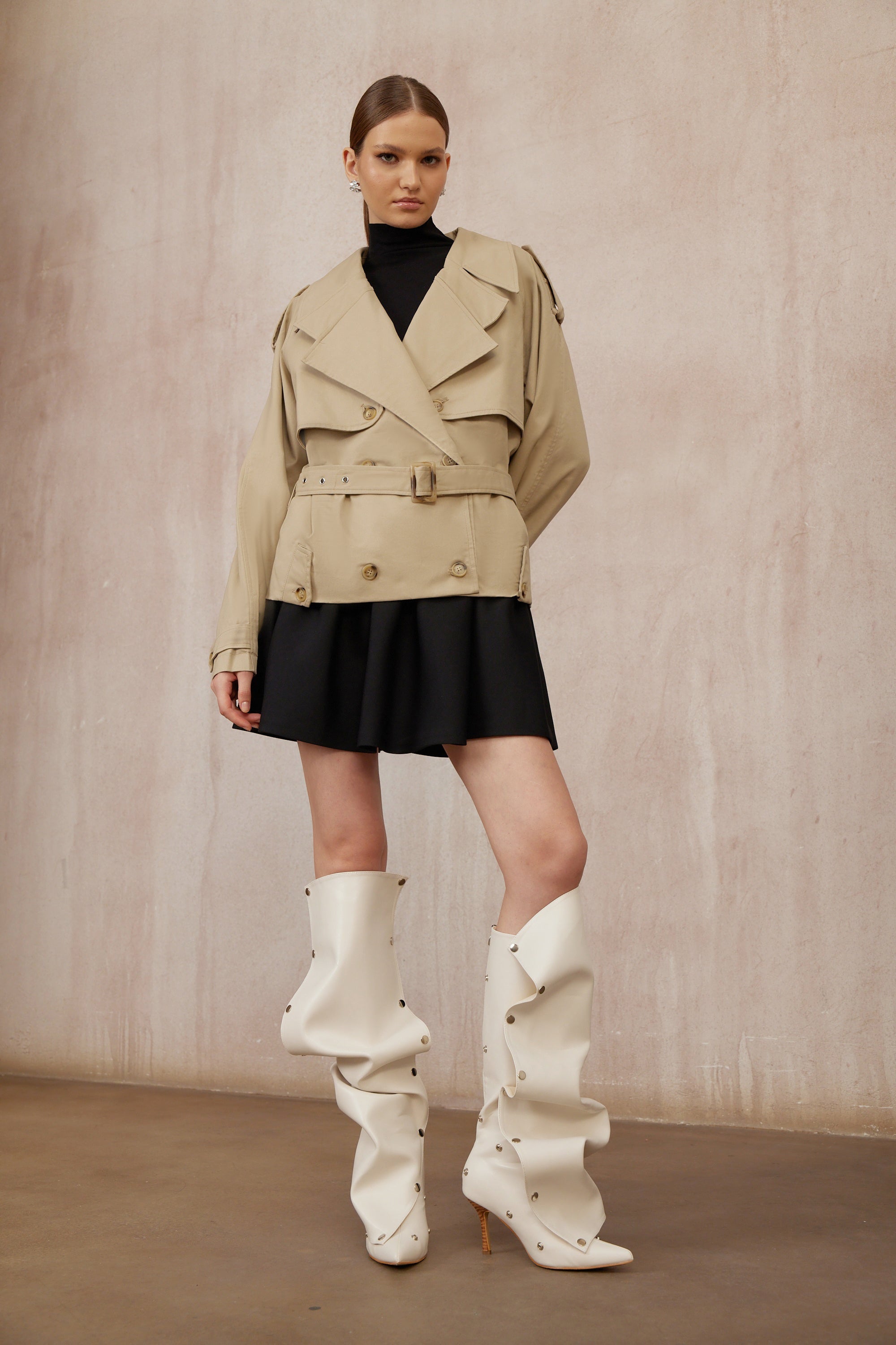 معطف ترينش قصير بلون الكاكي ذو صفين أزرار من ساندرا