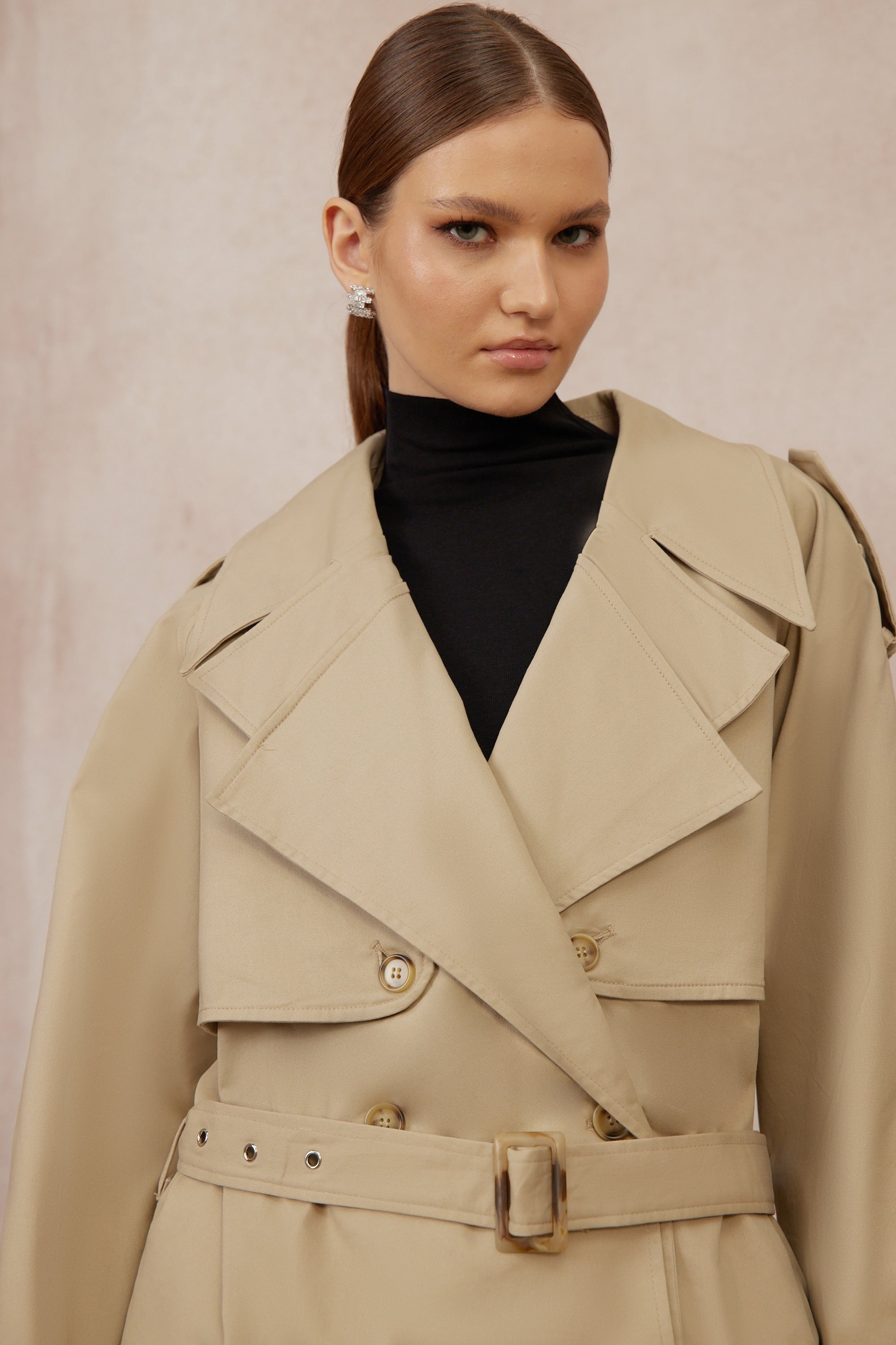 معطف ترينش قصير بلون الكاكي ذو صفين أزرار من ساندرا