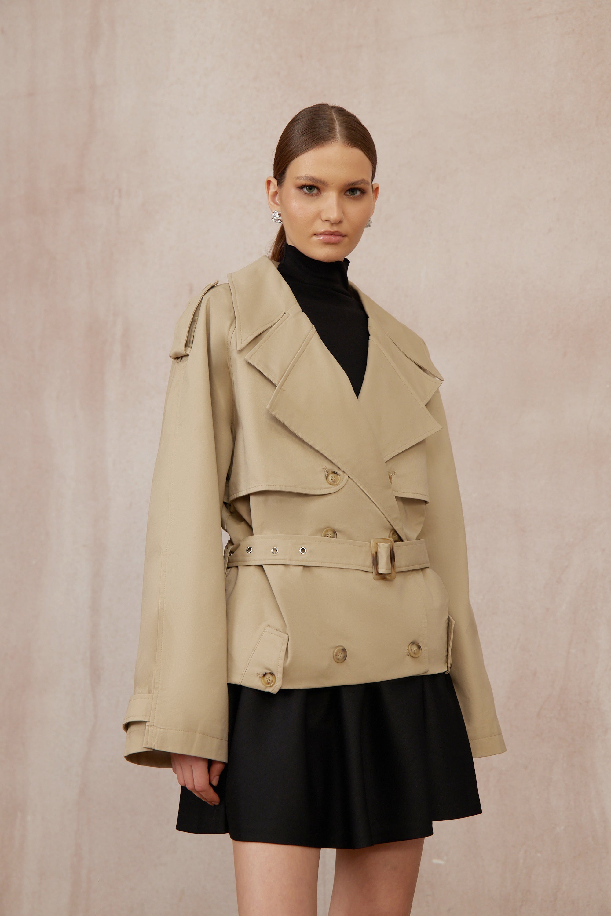 معطف ترينش قصير بلون الكاكي ذو صفين أزرار من ساندرا