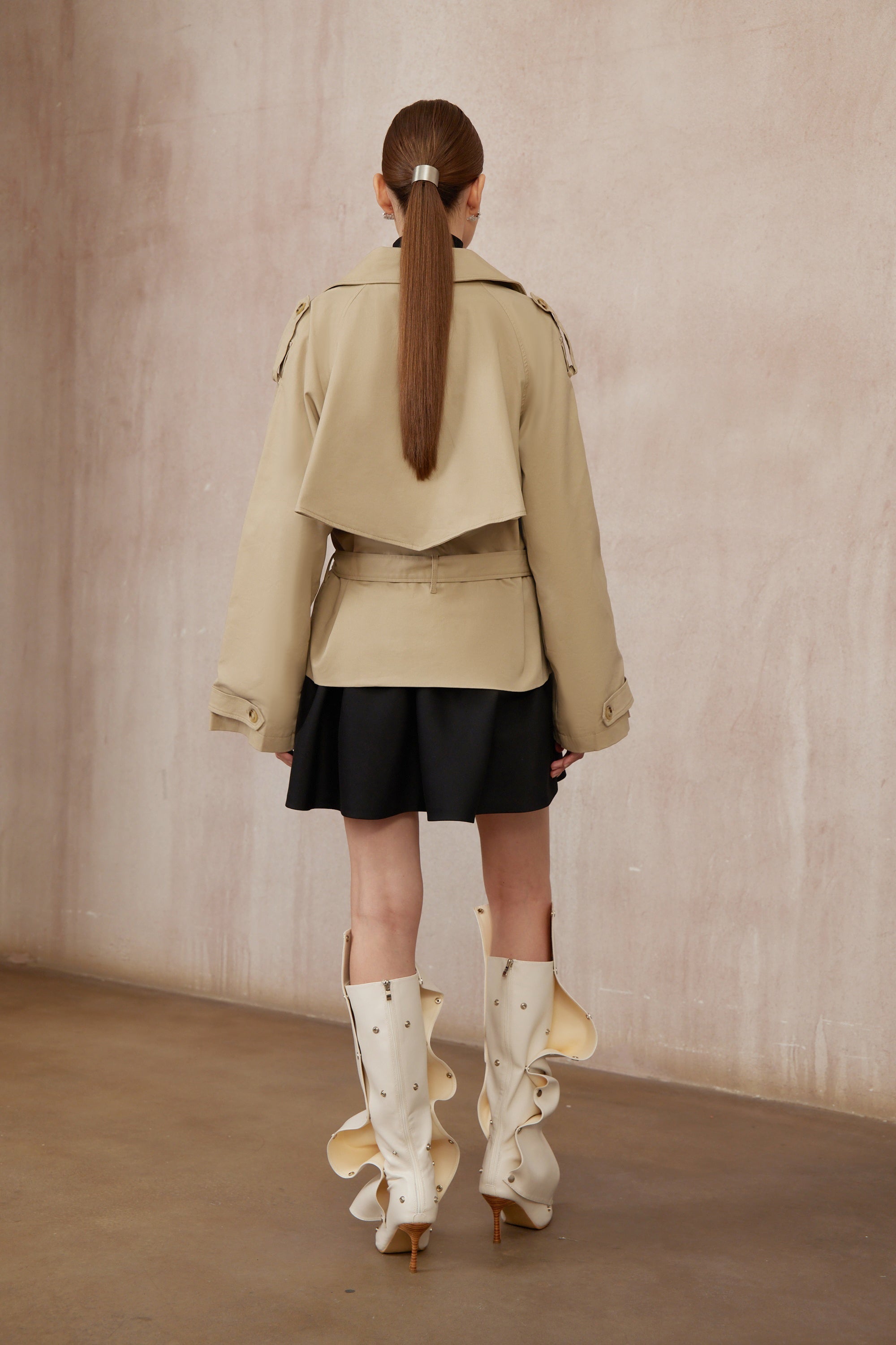 معطف ترينش قصير بلون الكاكي ذو صفين أزرار من ساندرا