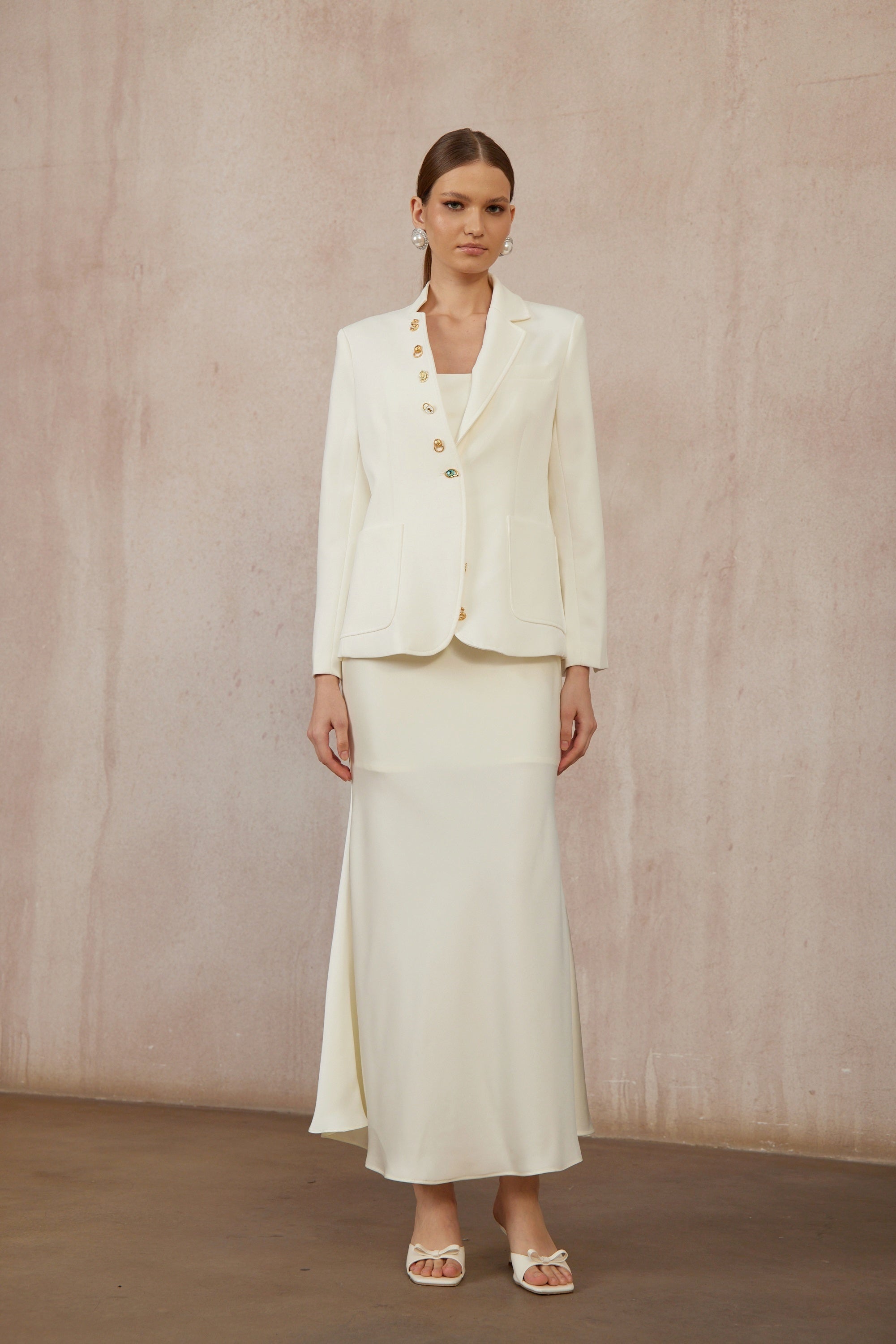 سترة روزالي البيضاء المزخرفة بأزرار غير متماثلة