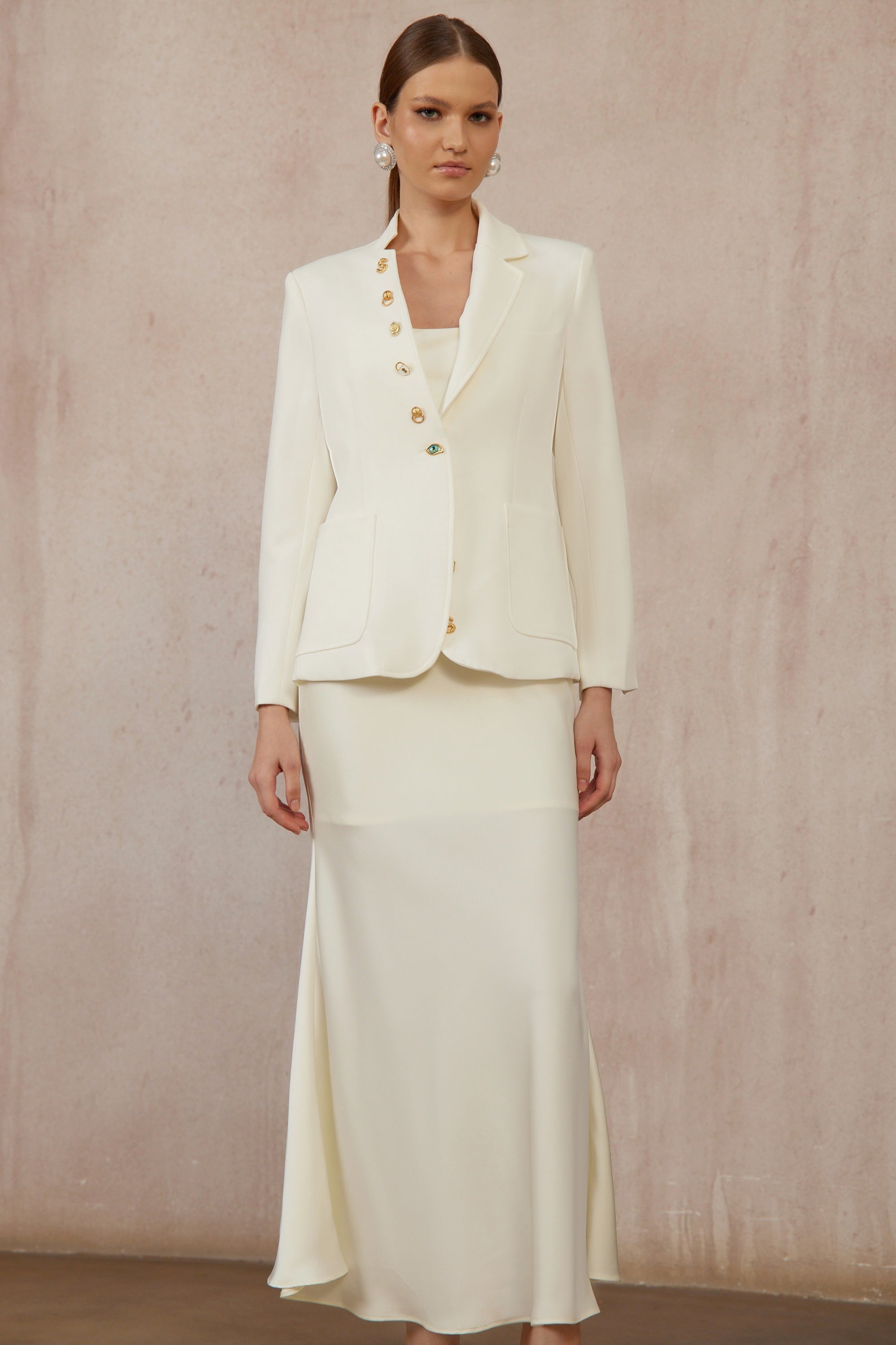 سترة روزالي البيضاء المزخرفة بأزرار غير متماثلة