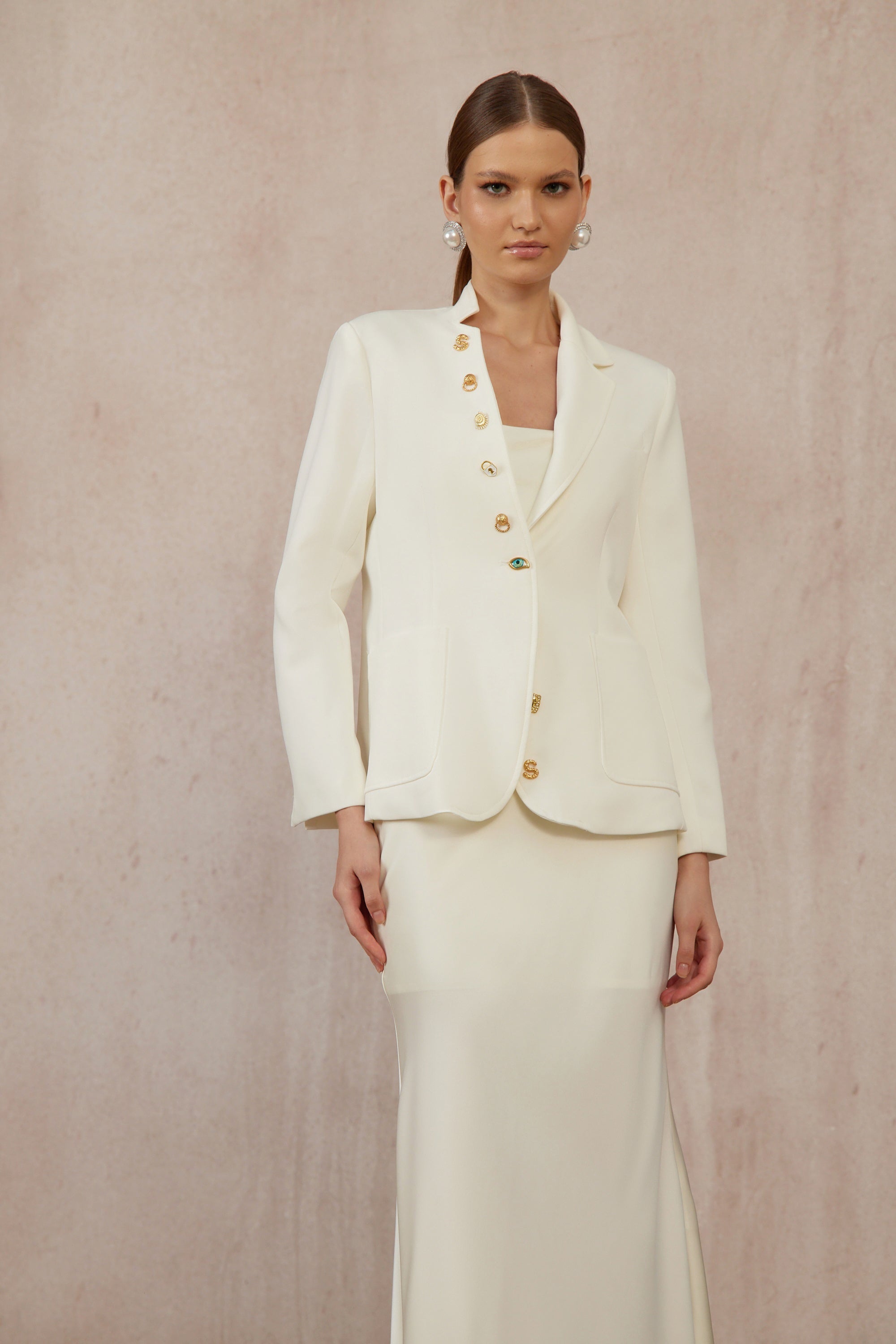 سترة روزالي البيضاء المزخرفة بأزرار غير متماثلة